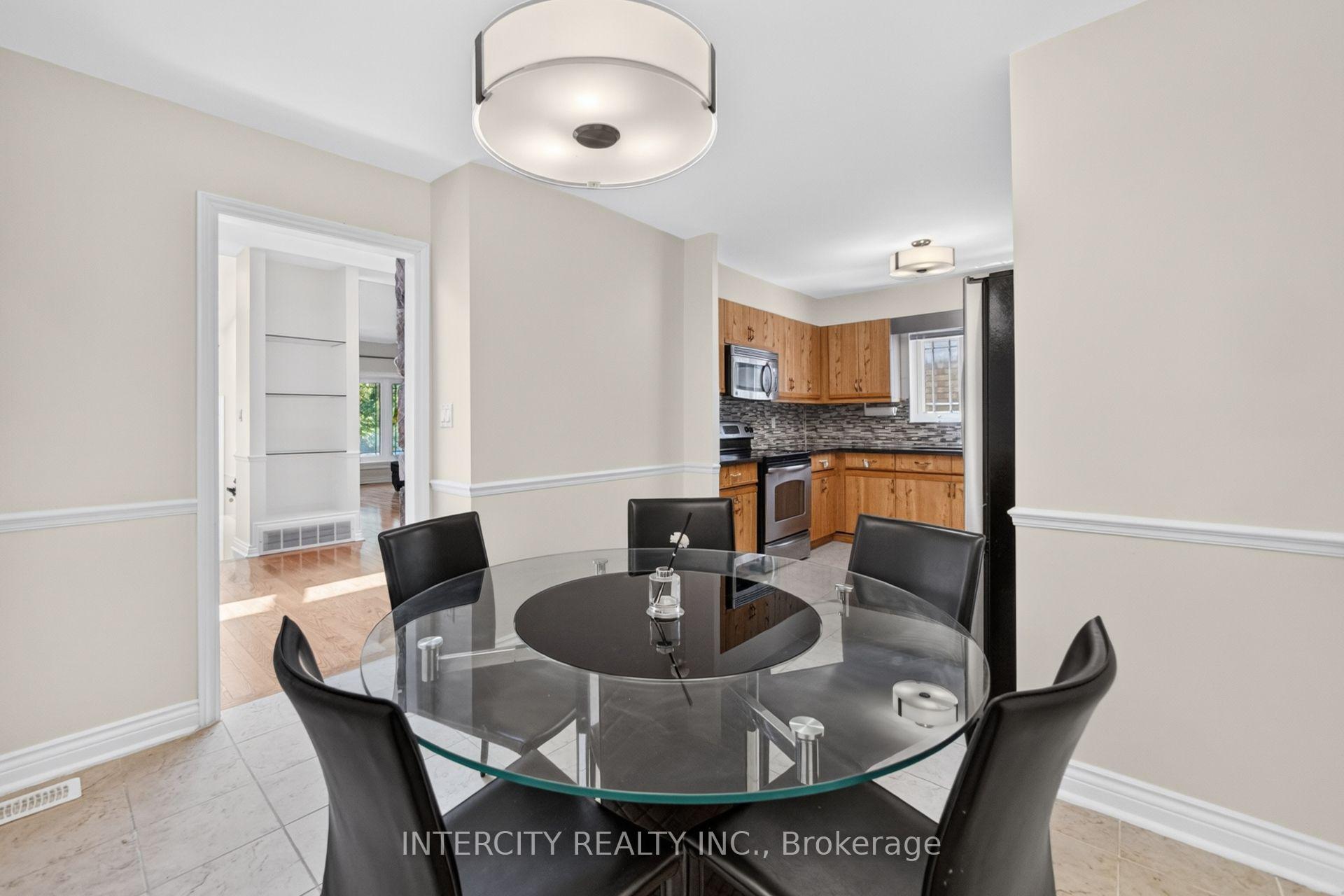 Photo 11 of 10 East Drive E, Markham, Unionville — HOMEH