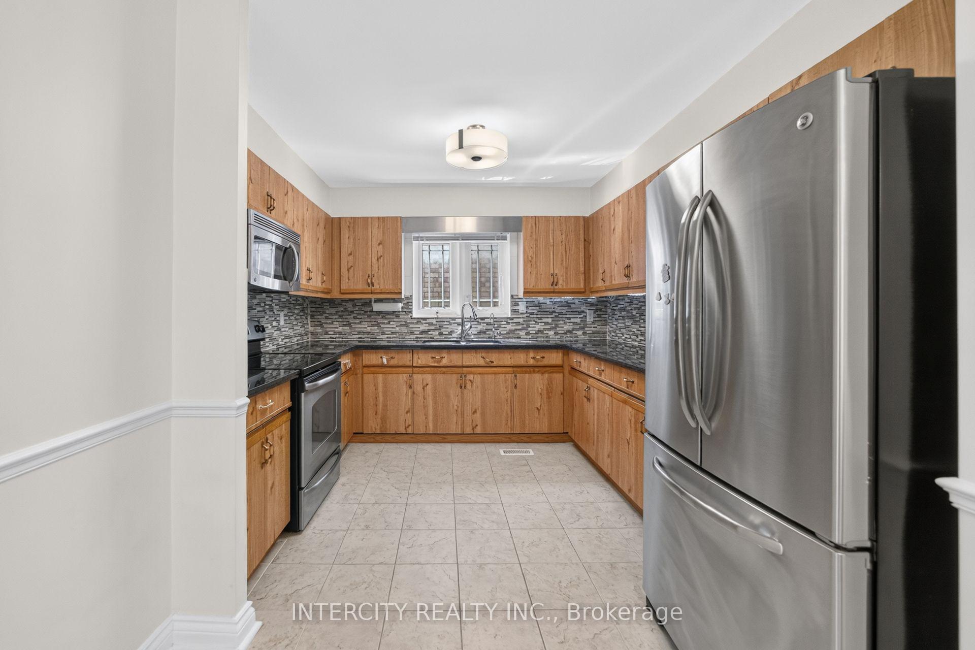 Photo 12 of 10 East Drive E, Markham, Unionville — HOMEH