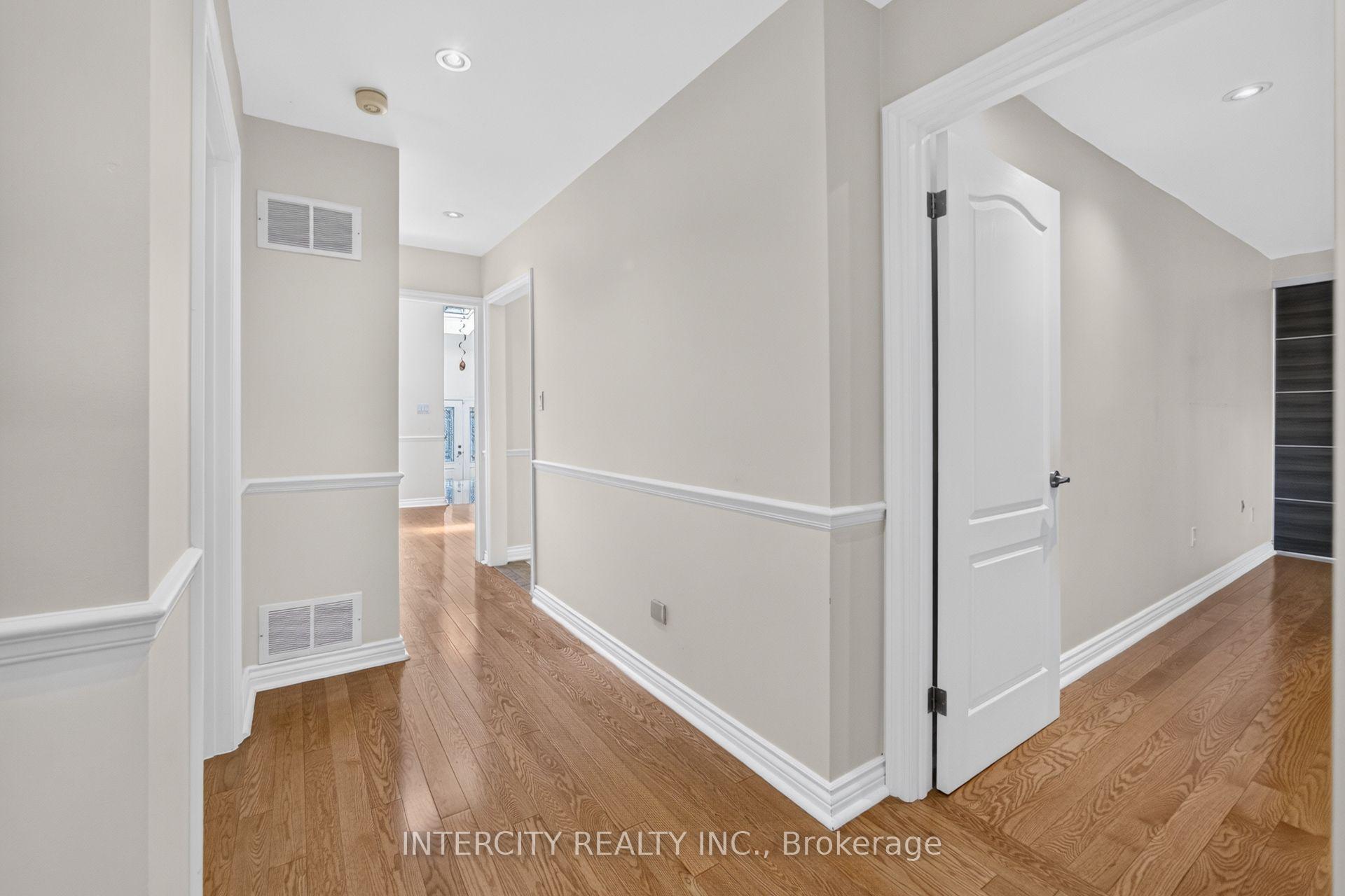 Photo 13 of 10 East Drive E, Markham, Unionville — HOMEH