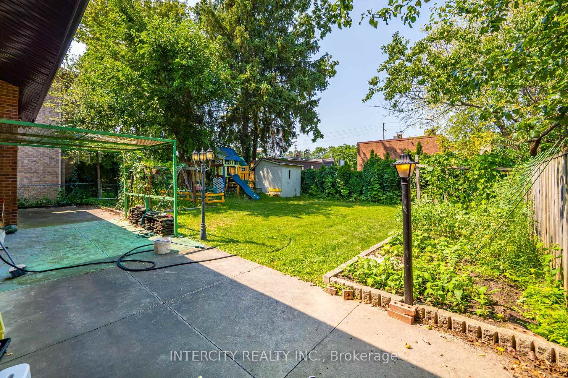 Photo 30 of 10 East Drive E, Markham, Unionville — HOMEH