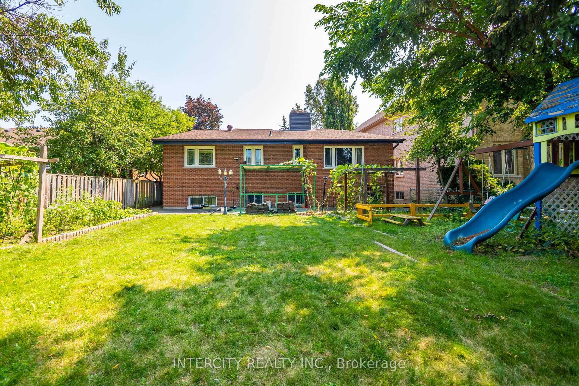 Photo 32 of 10 East Drive E, Markham, Unionville — HOMEH