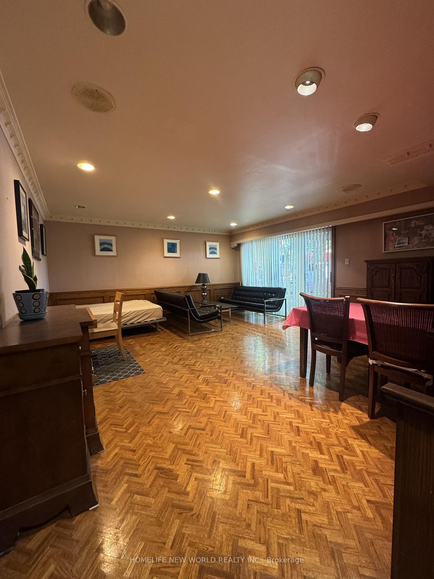 Photo 17 of 15 Brantley Crescent, North York, York University Heights — HOMEH