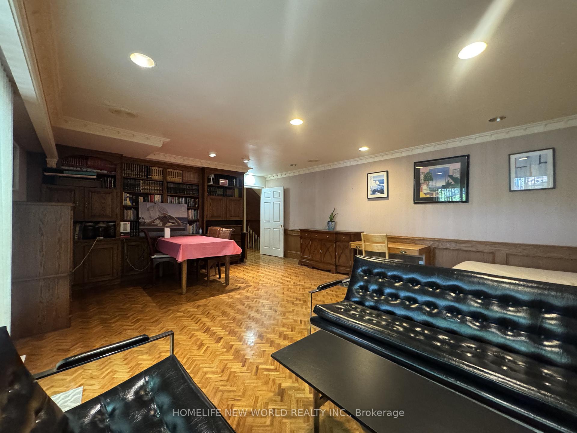 Photo 18 of 15 Brantley Crescent, North York, York University Heights — HOMEH