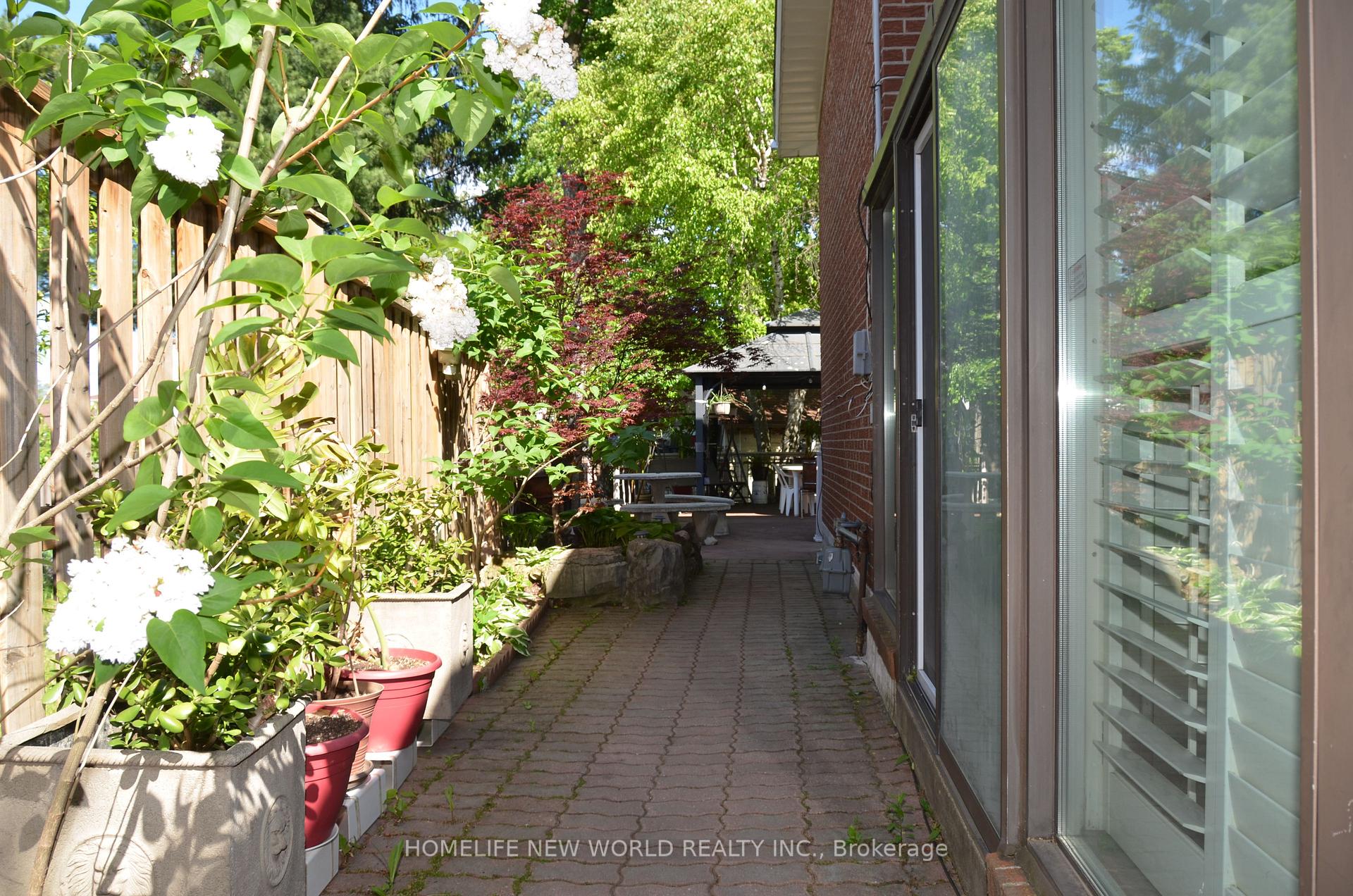 Photo 23 of 15 Brantley Crescent, North York, York University Heights — HOMEH