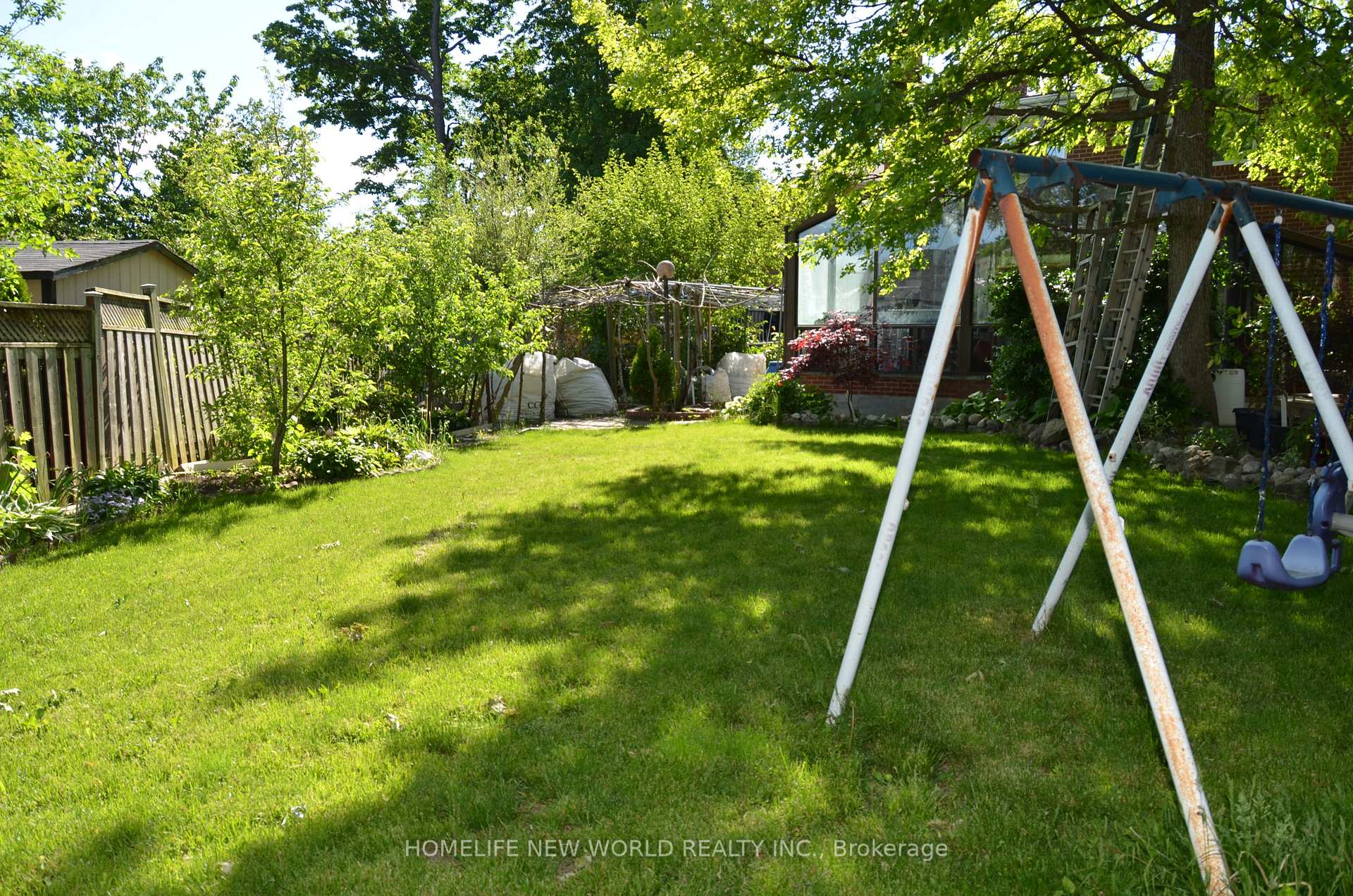 Photo 29 of 15 Brantley Crescent, North York, York University Heights — HOMEH