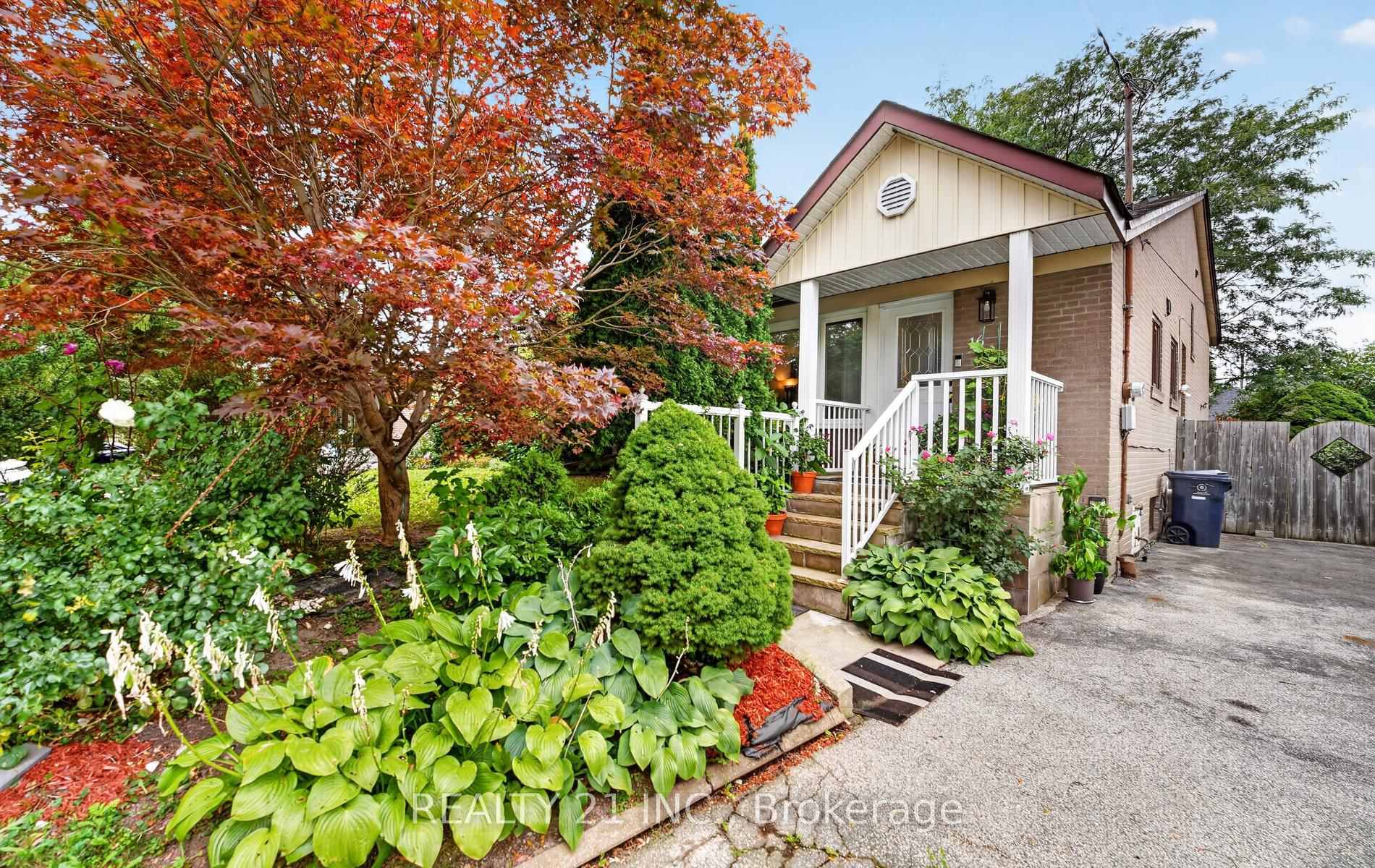 Photo 2 of 16 Baltray Crescent, North York, Parkwoods-Donalda — HOMEH