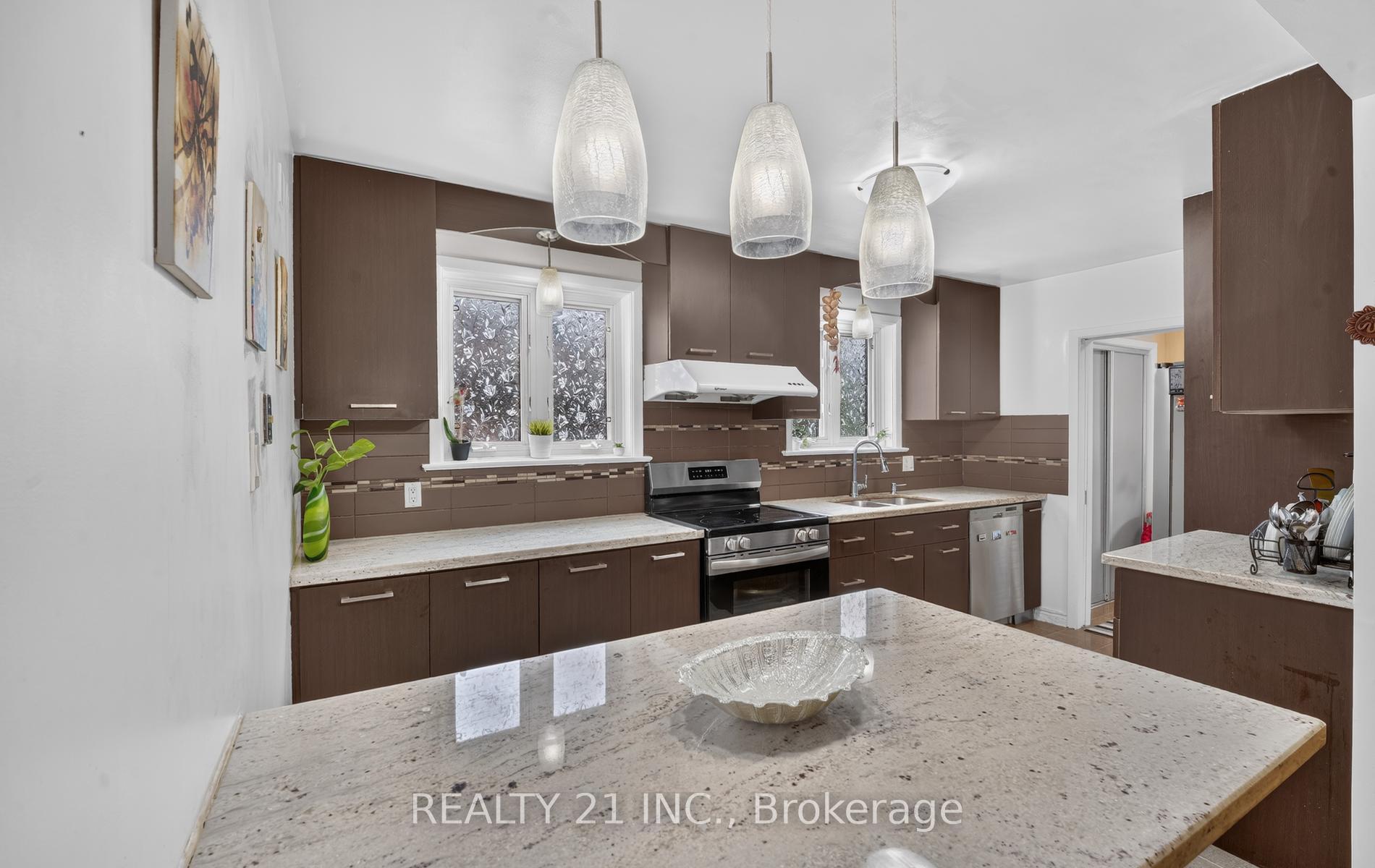 Photo 6 of 16 Baltray Crescent, North York, Parkwoods-Donalda — HOMEH