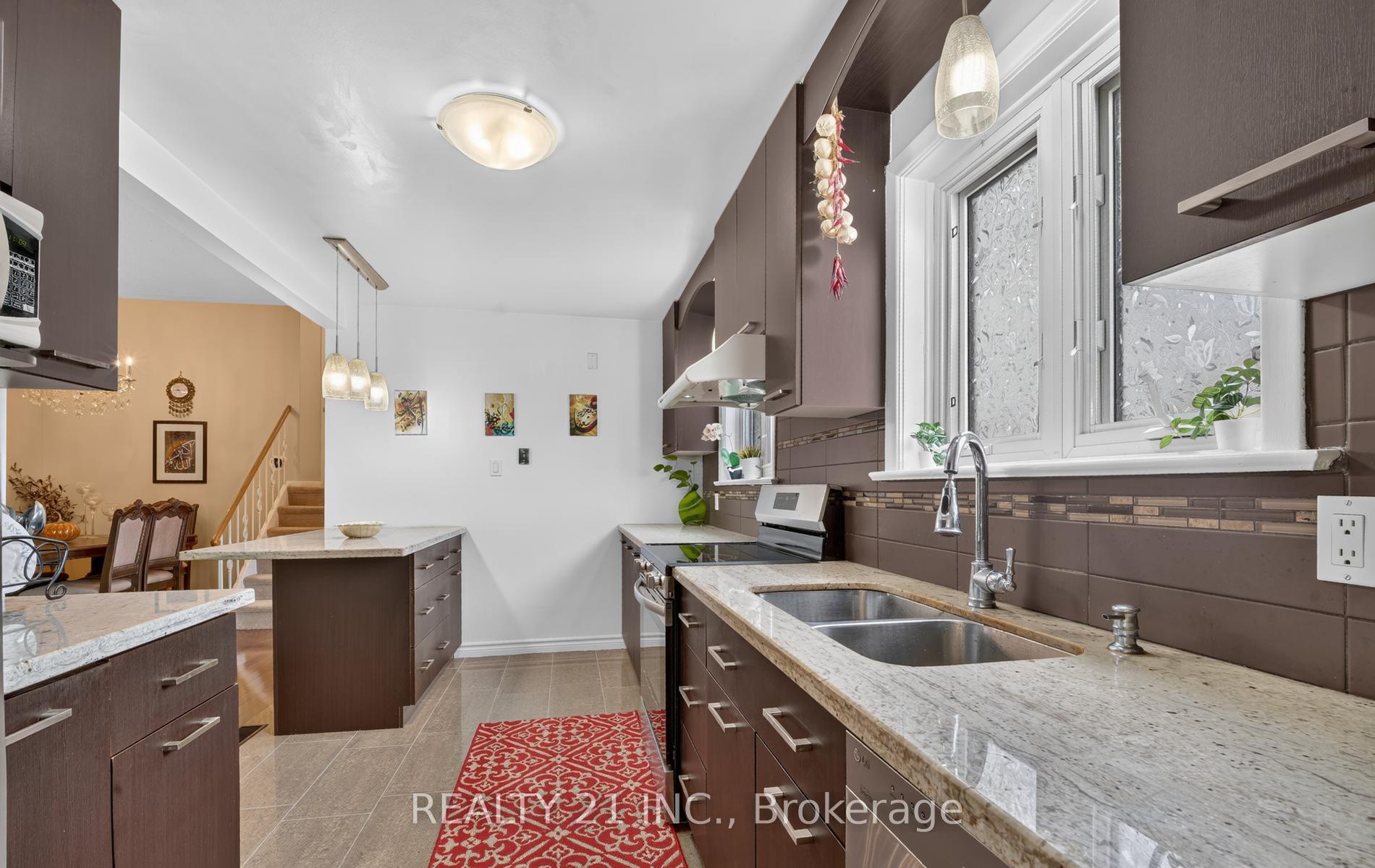 Photo 8 of 16 Baltray Crescent, North York, Parkwoods-Donalda — HOMEH