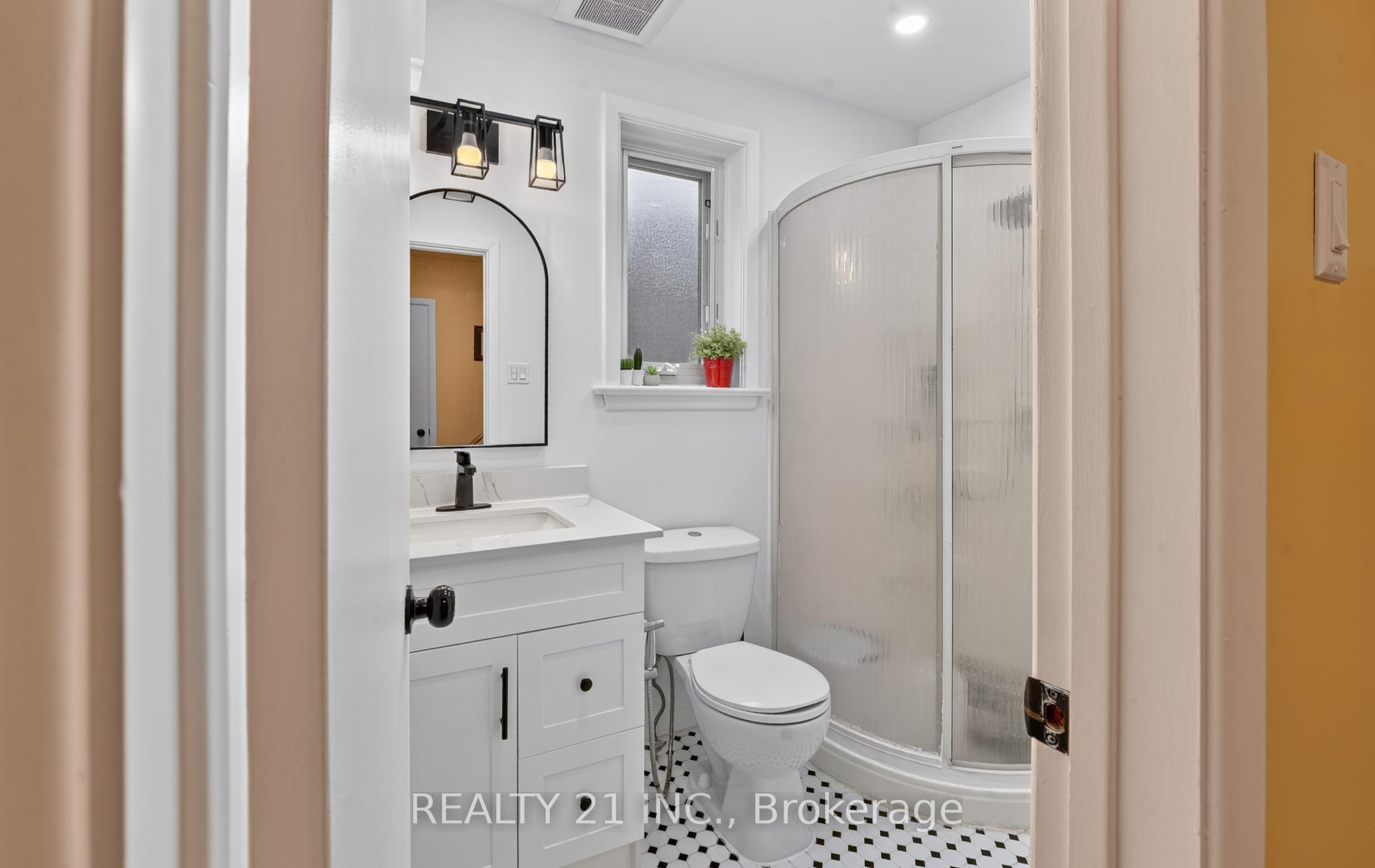 Photo 20 of 16 Baltray Crescent, North York, Parkwoods-Donalda — HOMEH