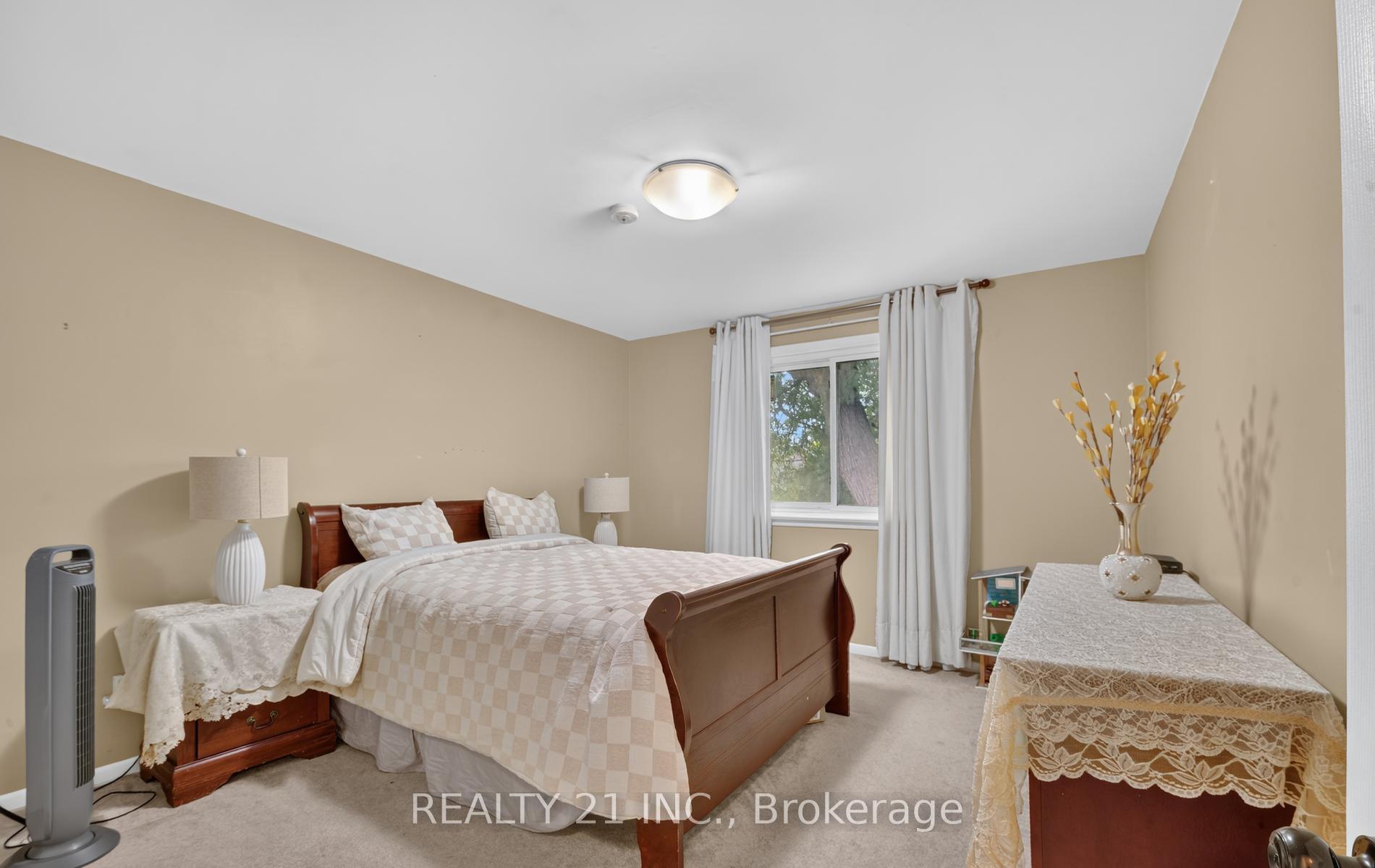 Photo 32 of 16 Baltray Crescent, North York, Parkwoods-Donalda — HOMEH