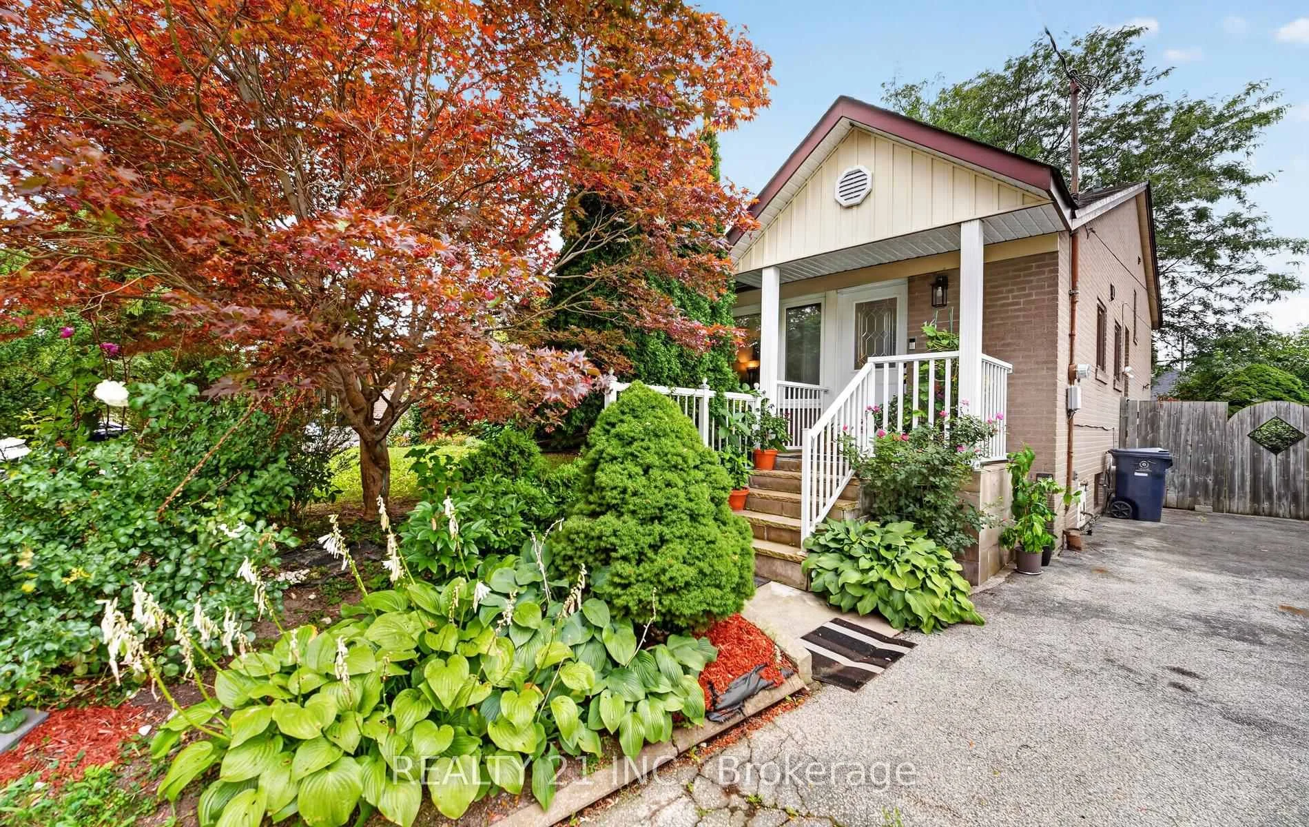 Photo 3 of 16 Baltray Crescent, North York, Parkwoods-Donalda — HOMEH