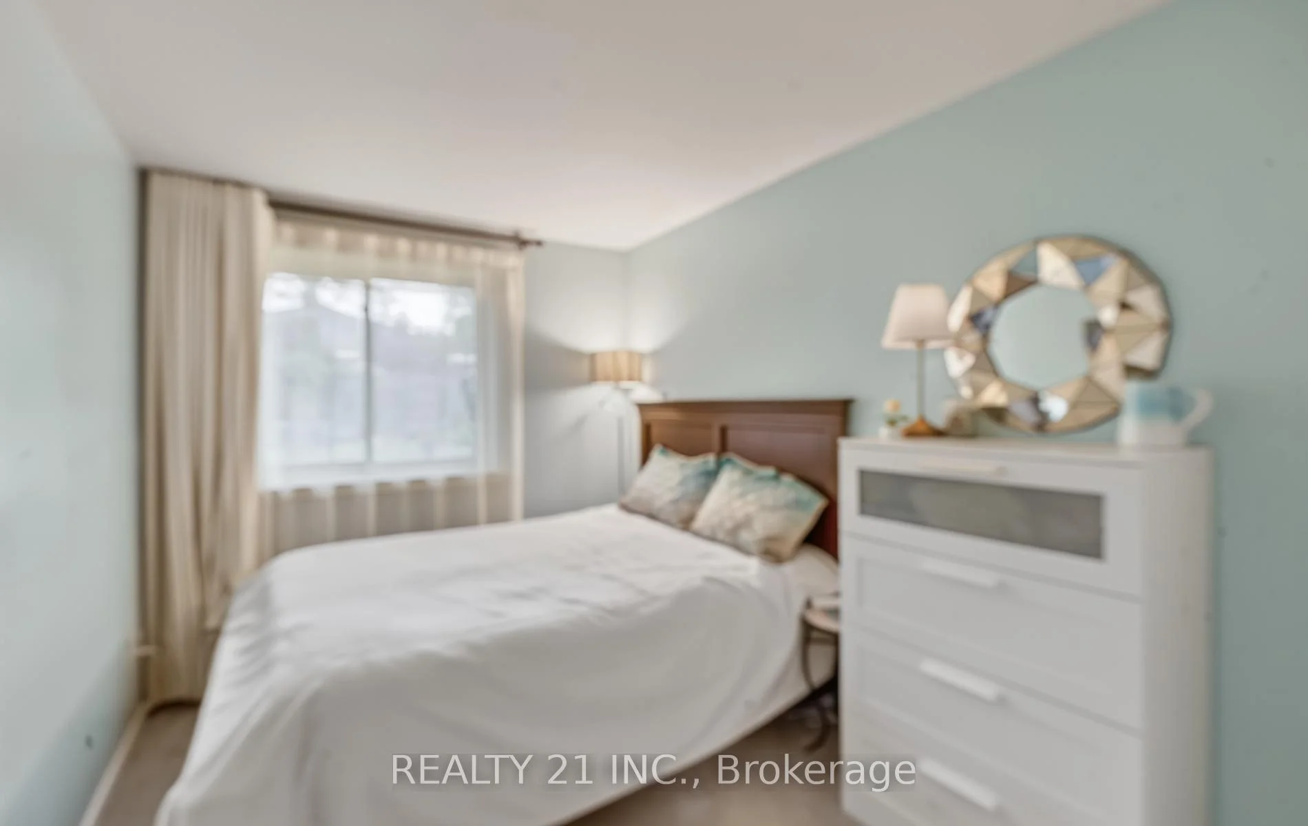 Photo 23 of 16 Baltray Crescent, North York, Parkwoods-Donalda — HOMEH