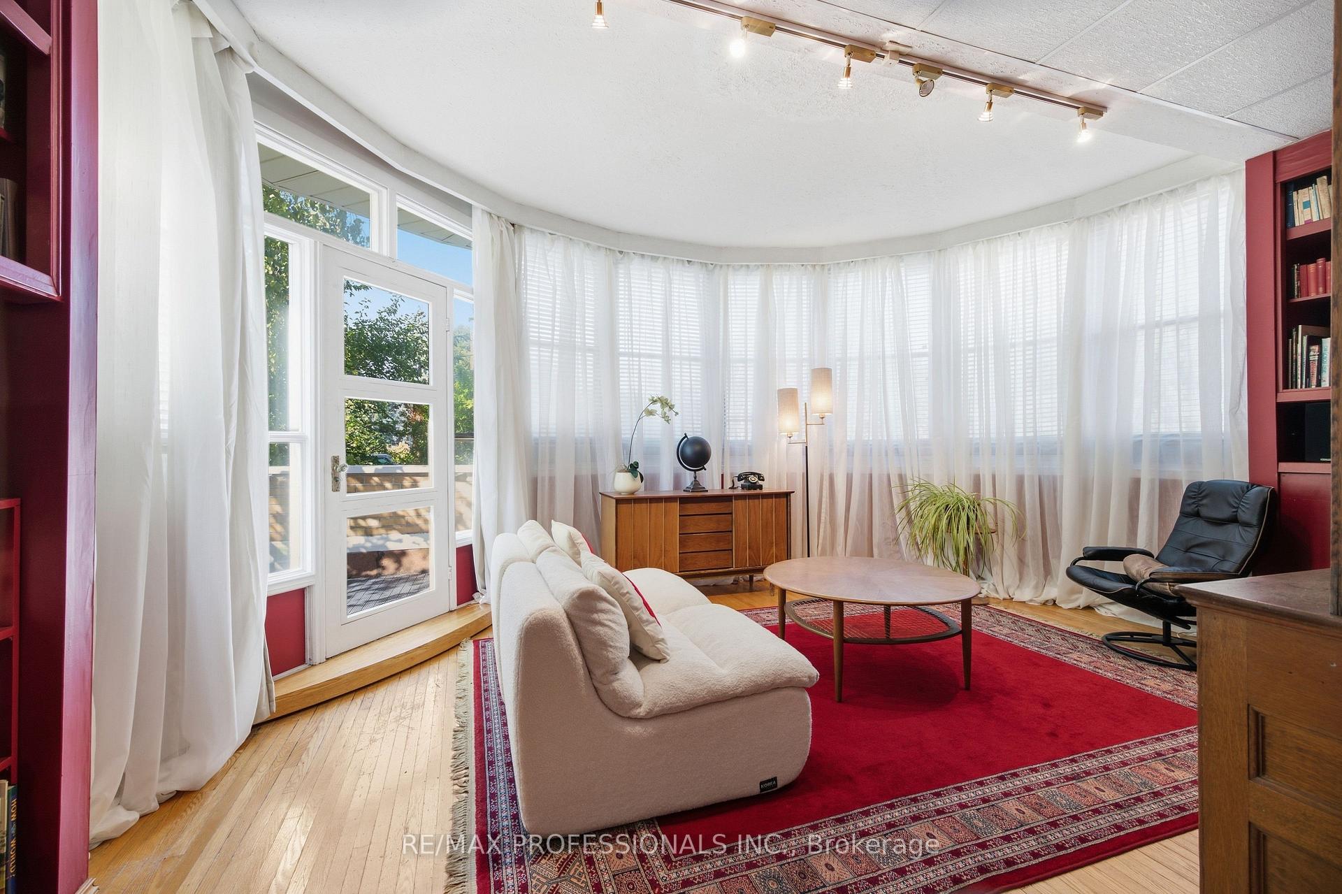 Photo 14 of 60 Fernalroy Boulevard, Etobicoke, Stonegate-Queensway — HOMEH