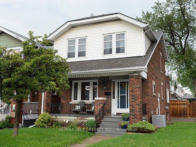 Photo of 811 Coxwell Avenue