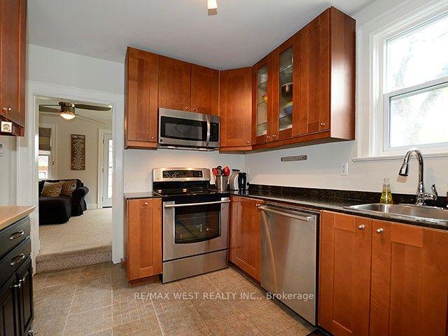 Photo 5 of 811 Coxwell Avenue, Toronto, Danforth Village-East York — HOMEH