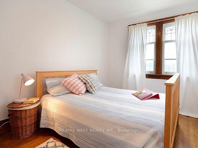 Photo 11 of 811 Coxwell Avenue, Toronto, Danforth Village-East York — HOMEH