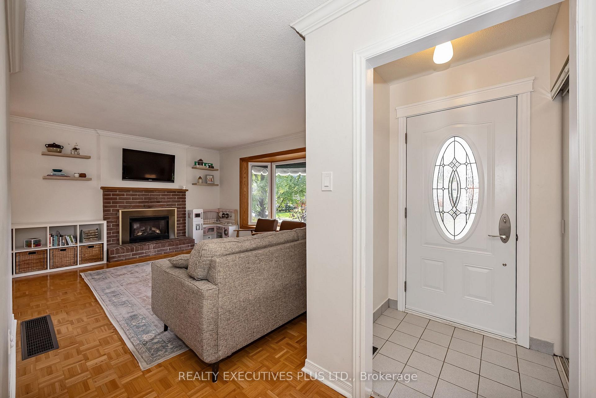 Photo 4 of 1533 Payette Drive, Ottawa, Bilberry Creek/Queenswood Heights — HOMEH