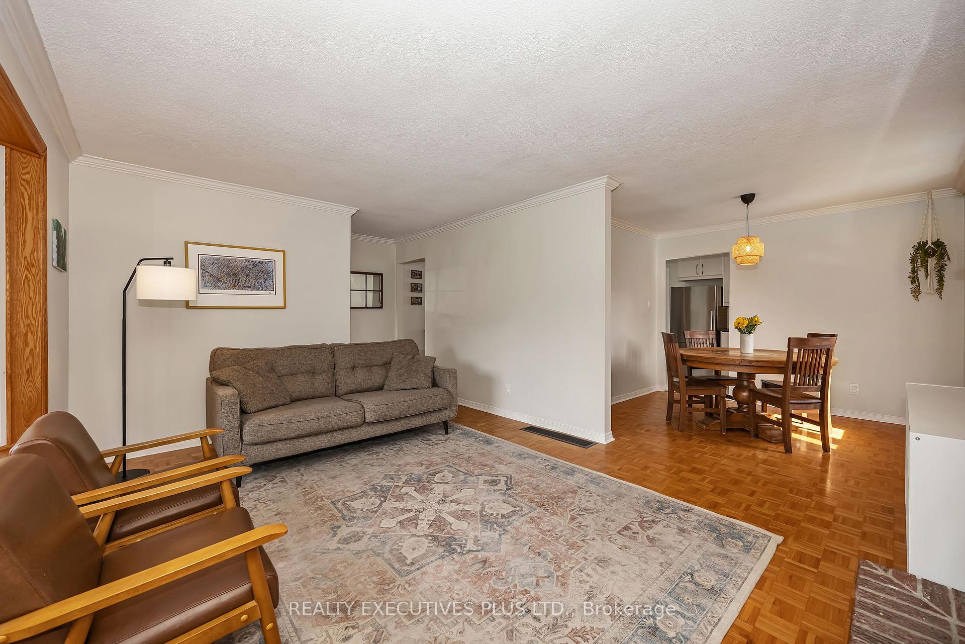 Photo 6 of 1533 Payette Drive, Ottawa, Bilberry Creek/Queenswood Heights — HOMEH