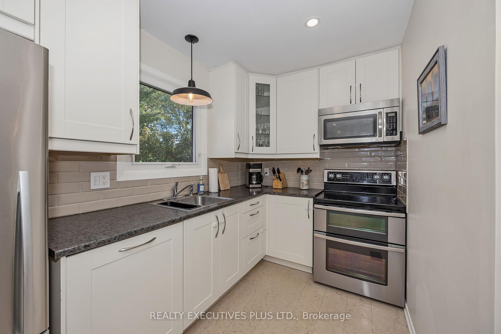 Photo 8 of 1533 Payette Drive, Ottawa, Bilberry Creek/Queenswood Heights — HOMEH
