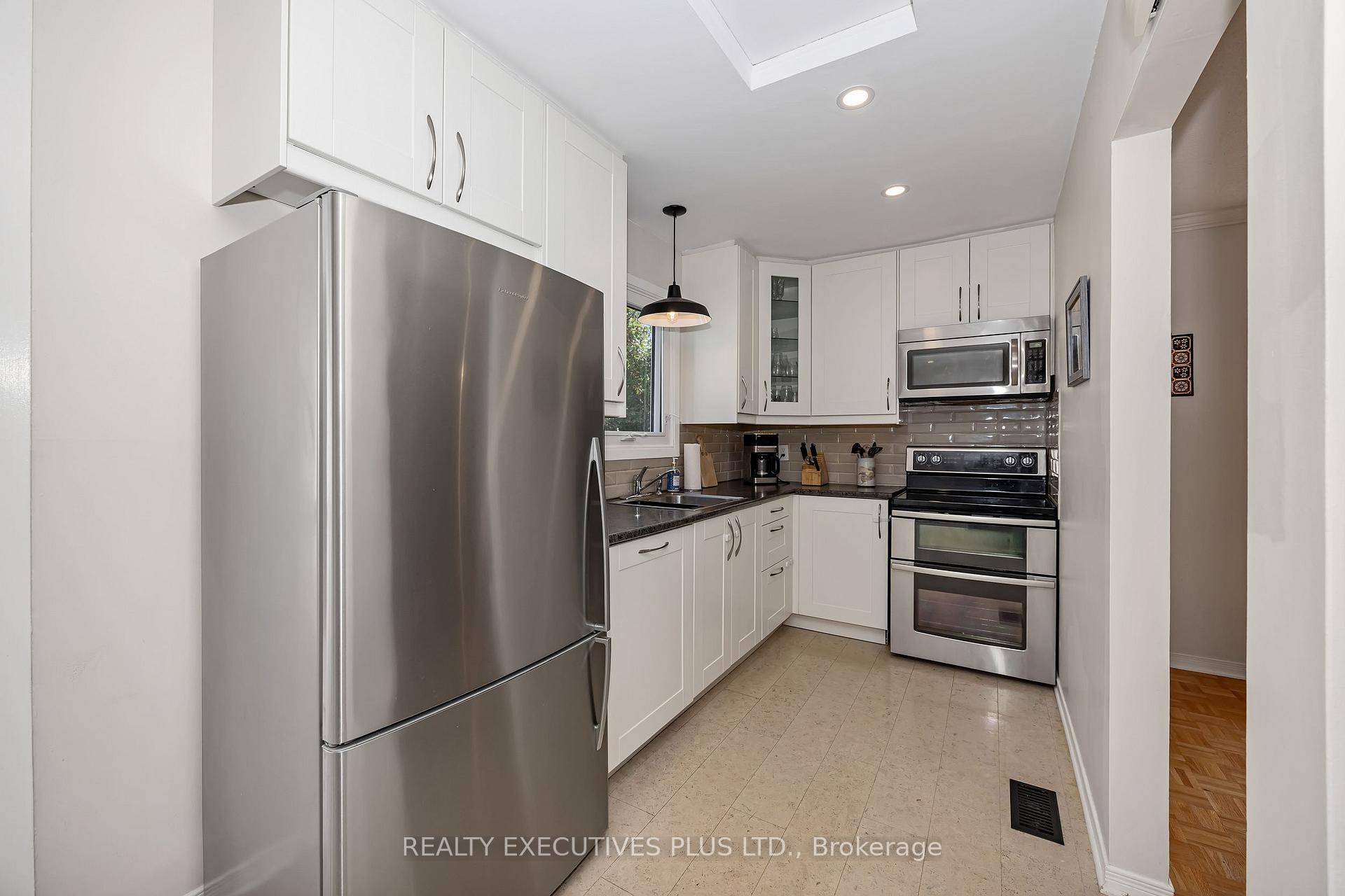 Photo 10 of 1533 Payette Drive, Ottawa, Bilberry Creek/Queenswood Heights — HOMEH