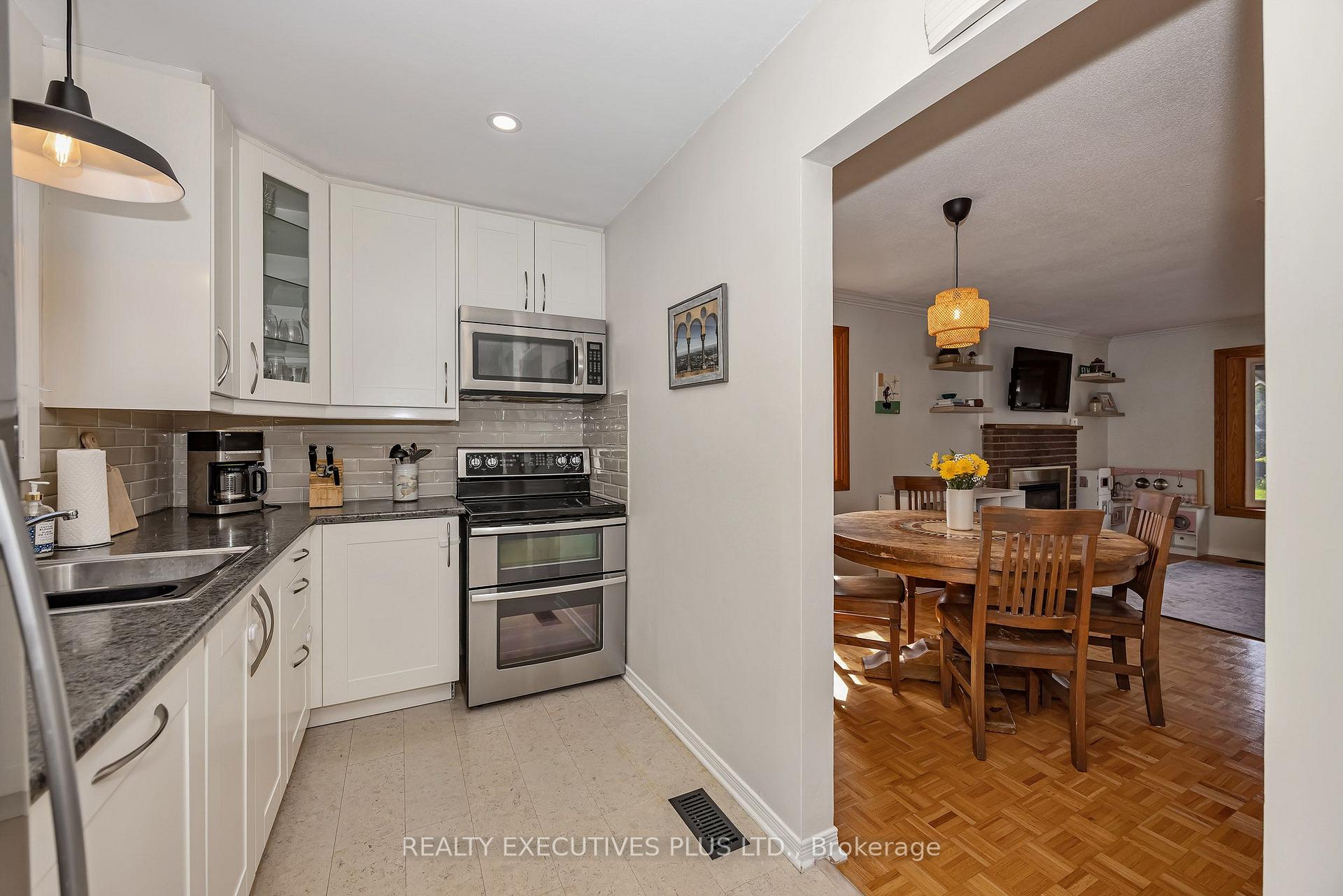 Photo 11 of 1533 Payette Drive, Ottawa, Bilberry Creek/Queenswood Heights — HOMEH