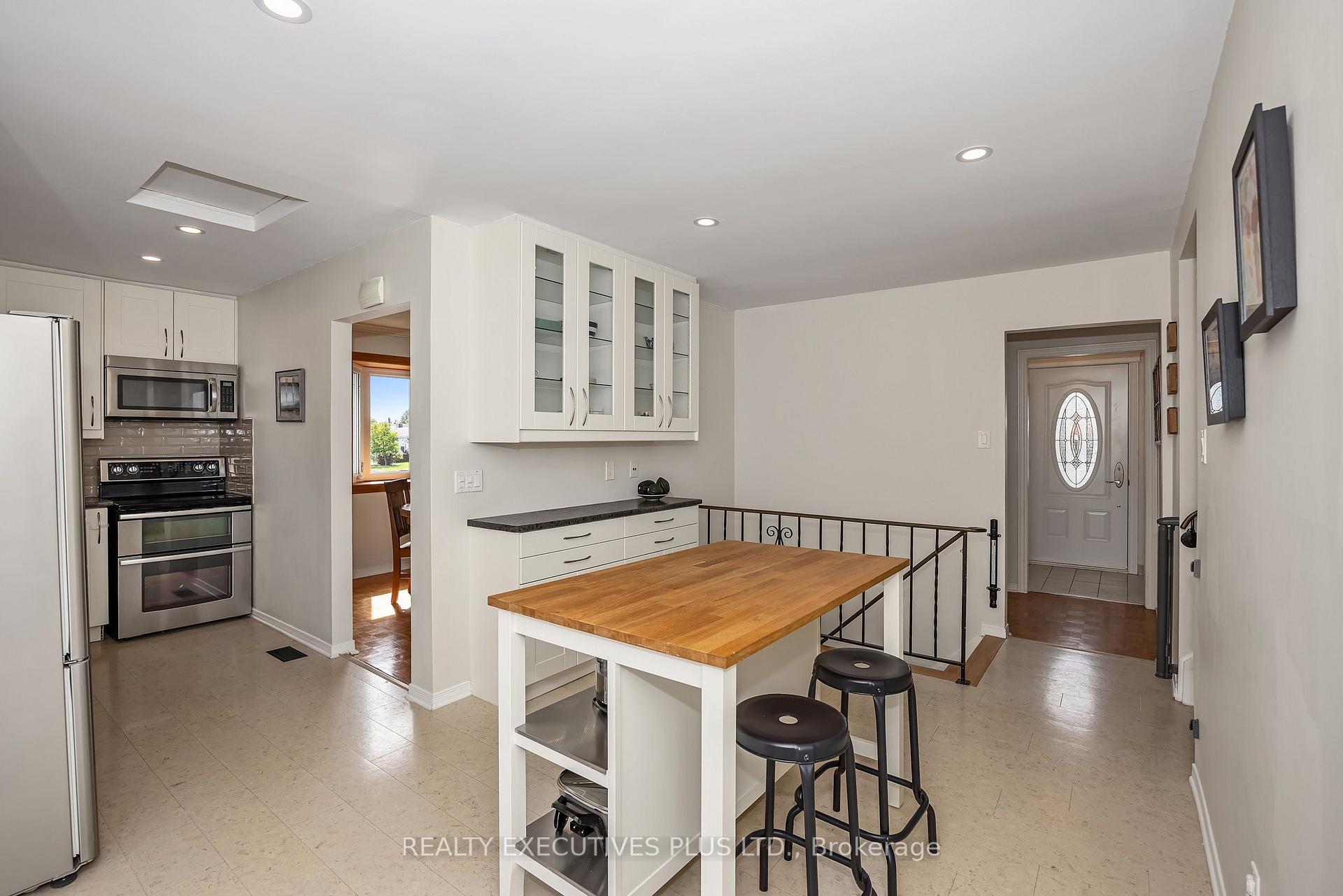 Photo 12 of 1533 Payette Drive, Ottawa, Bilberry Creek/Queenswood Heights — HOMEH