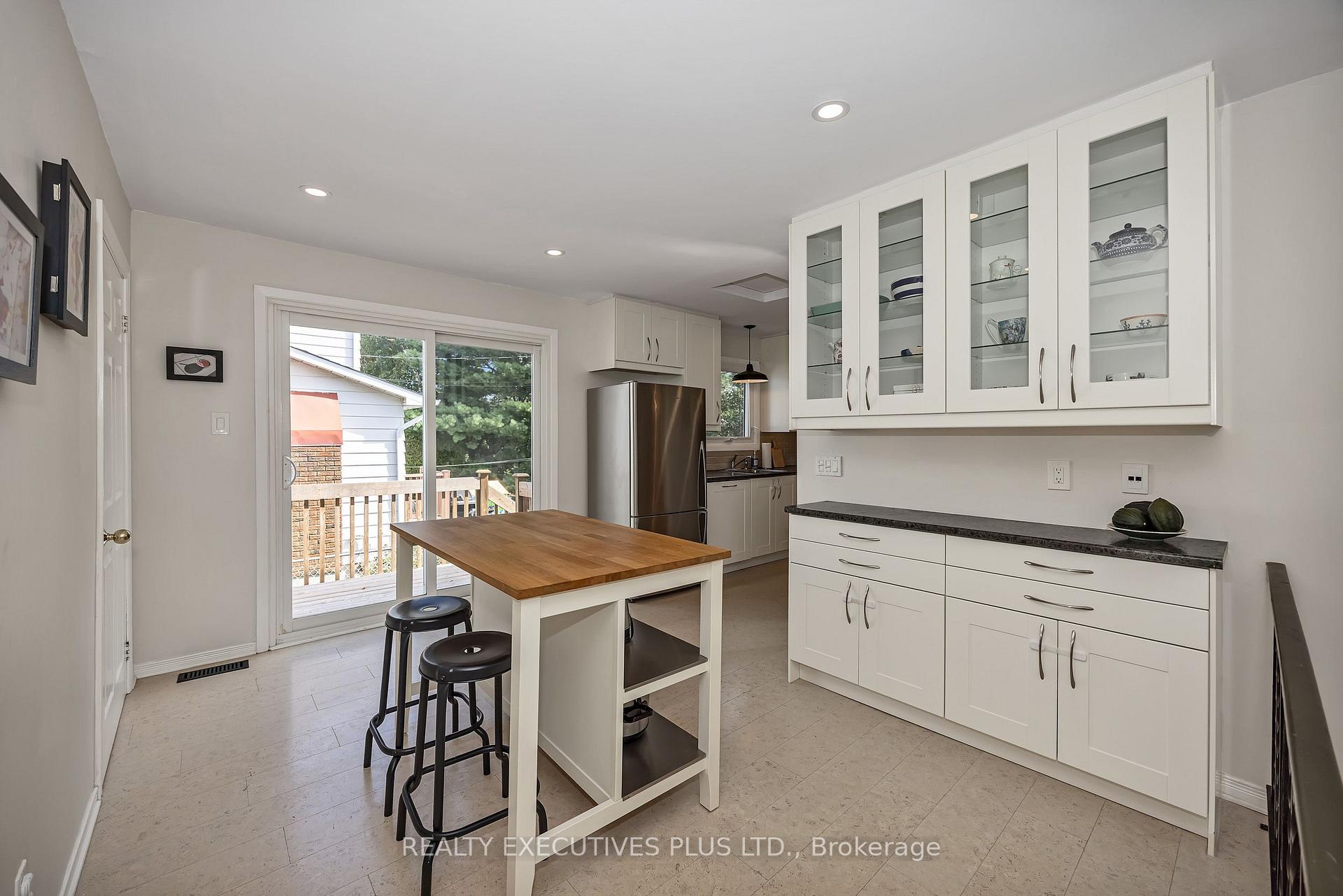 Photo 13 of 1533 Payette Drive, Ottawa, Bilberry Creek/Queenswood Heights — HOMEH