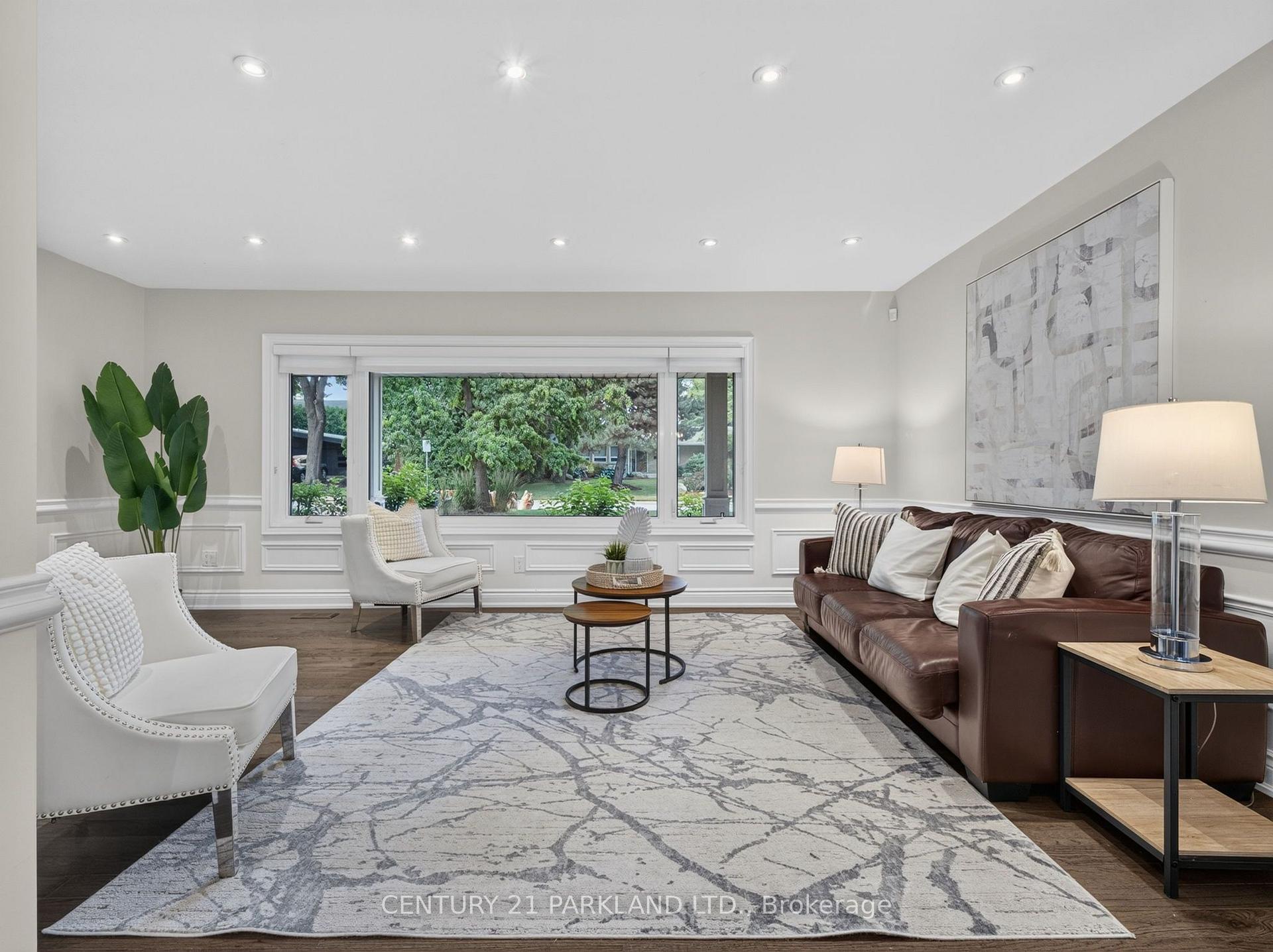 Photo 5 of 1302 Hillview Crescent, Oakville, Falgarwood — HOMEH