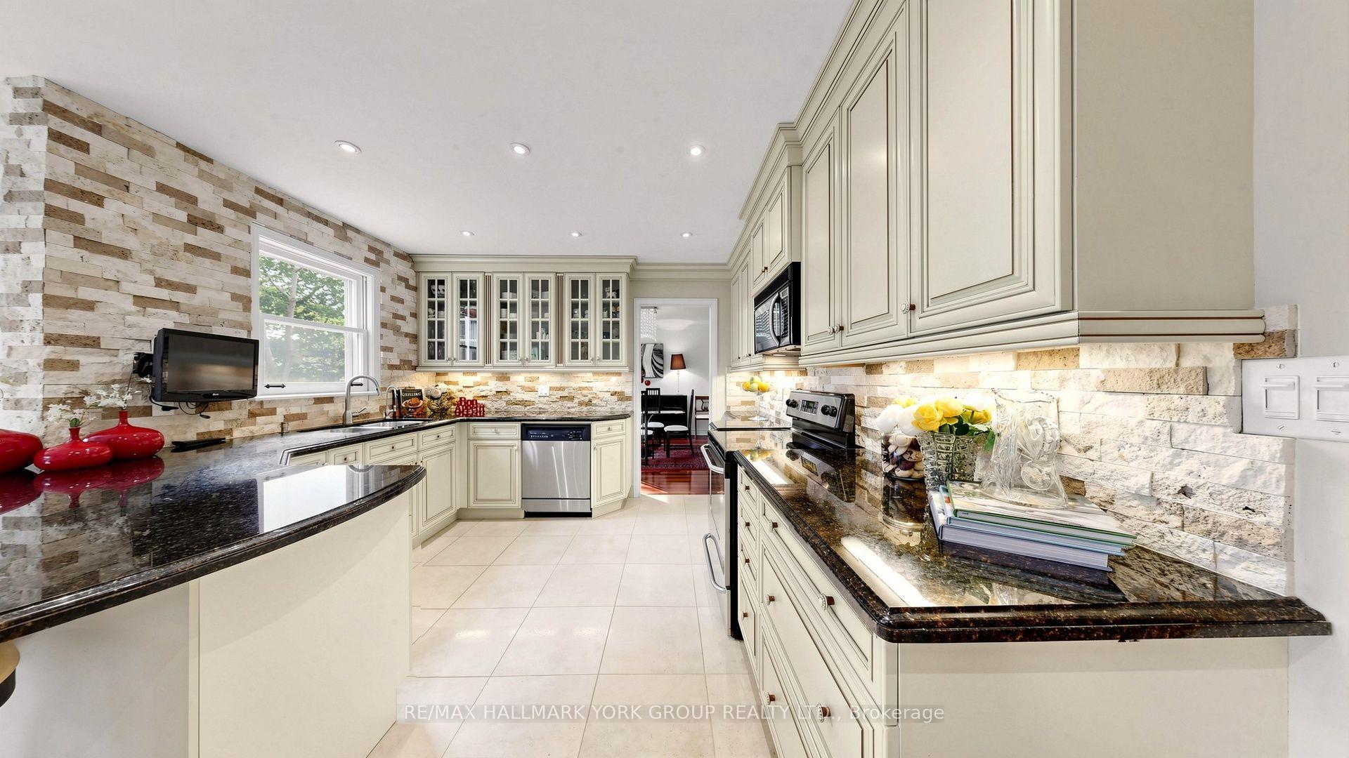 Photo 10 of 45 Pinnacle Road, North York, St. Andrew-Windfields — HOMEH