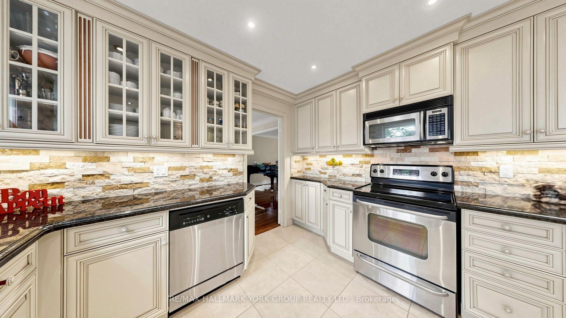 Photo 13 of 45 Pinnacle Road, North York, St. Andrew-Windfields — HOMEH