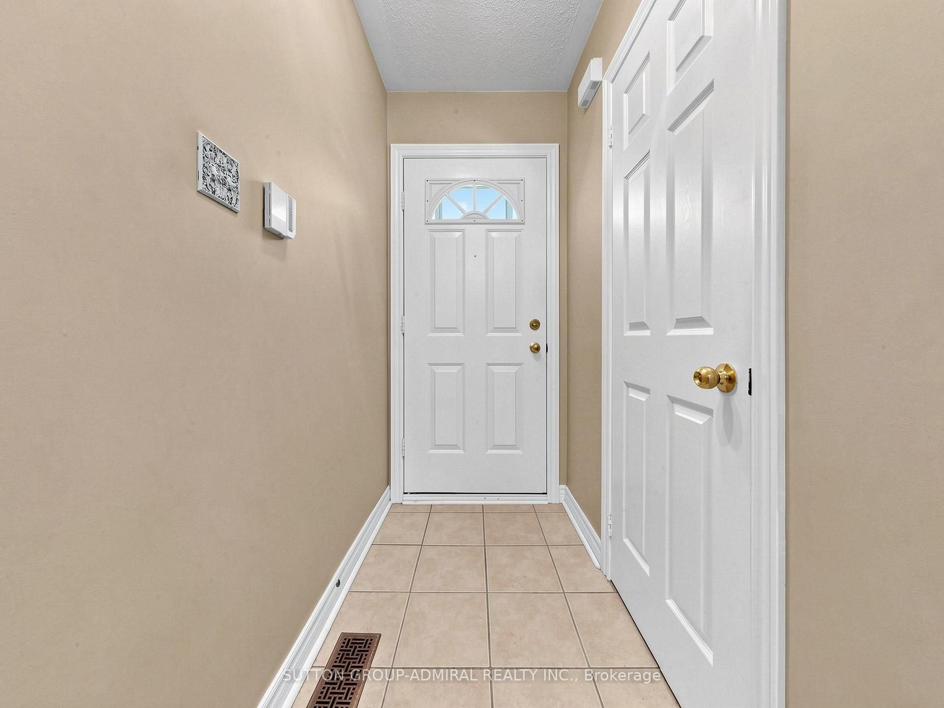 Photo 3 of 225 Kelso Crescent, Vaughan, Maple — HOMEH