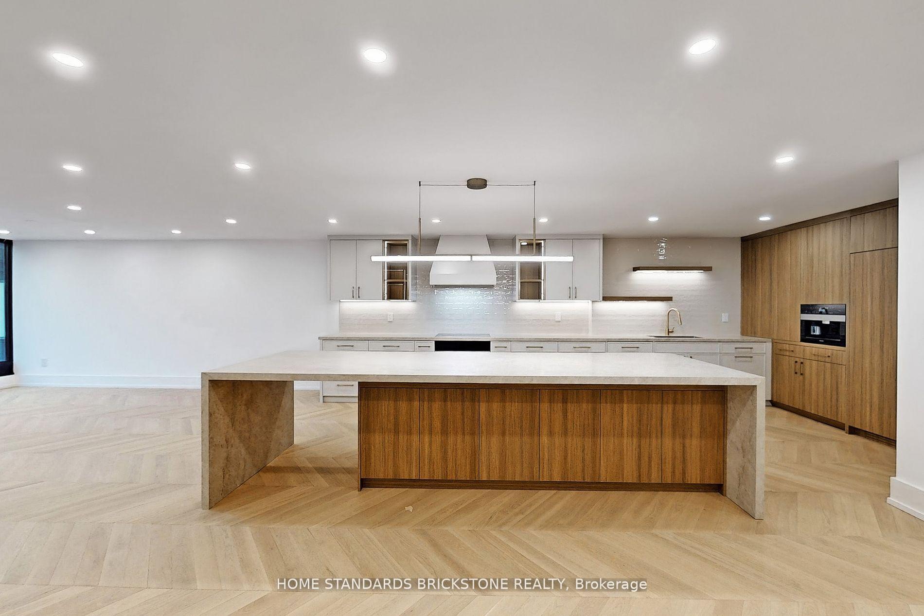 Photo of Unit 1009, 110 Bloor Street W