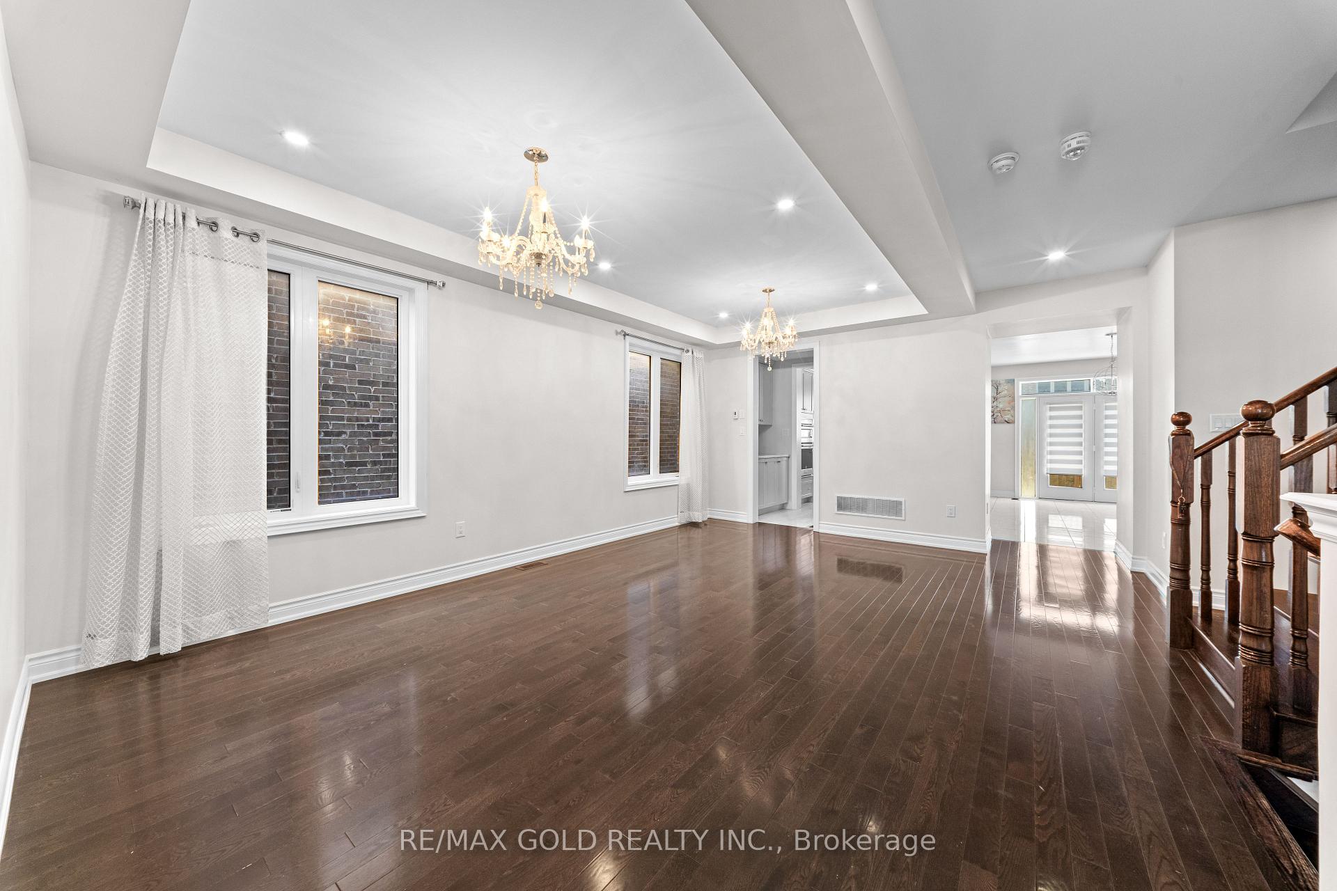 Photo 4 of 600 Mactier Drive, Vaughan, Kleinburg — HOMEH