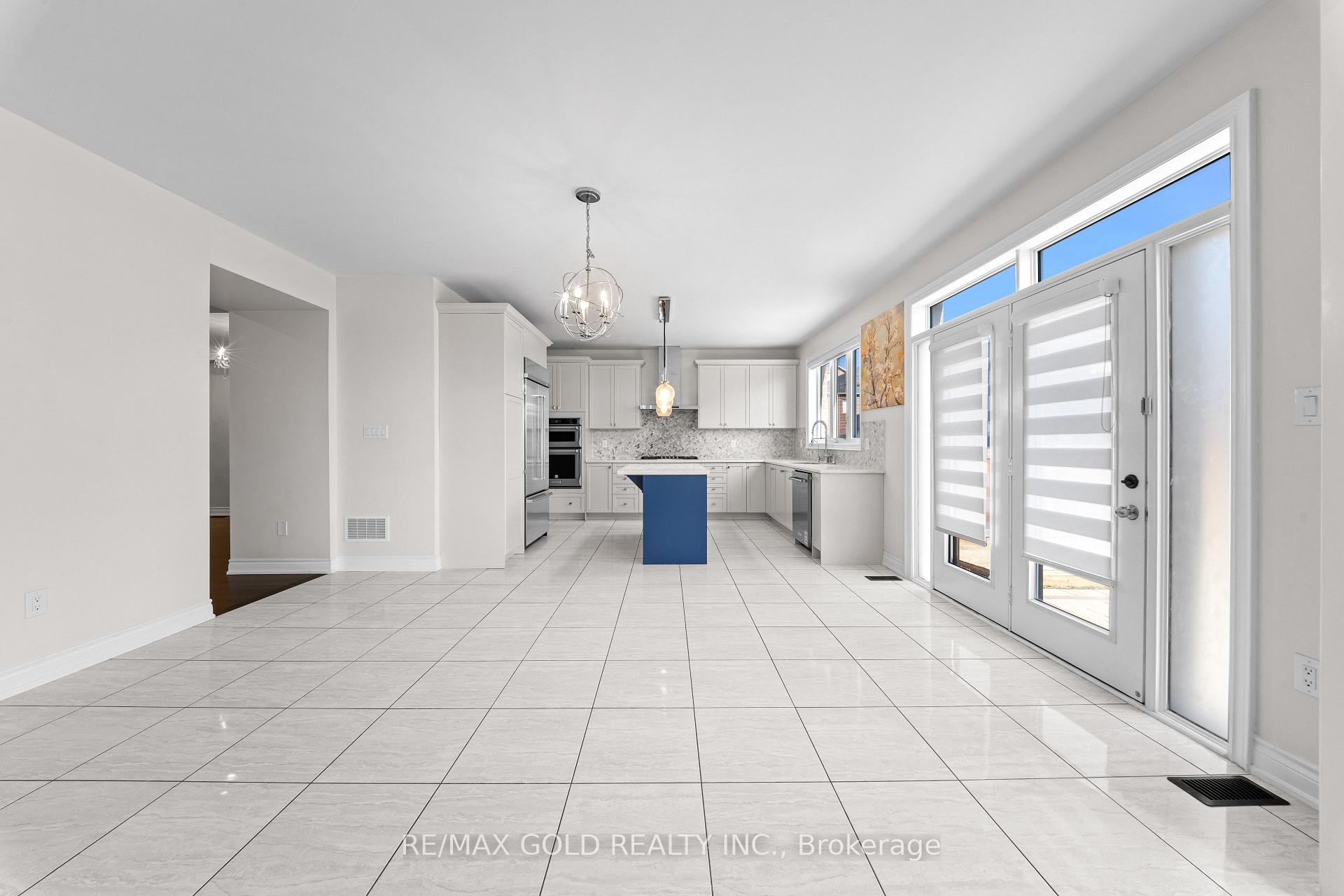 Photo 6 of 600 Mactier Drive, Vaughan, Kleinburg — HOMEH