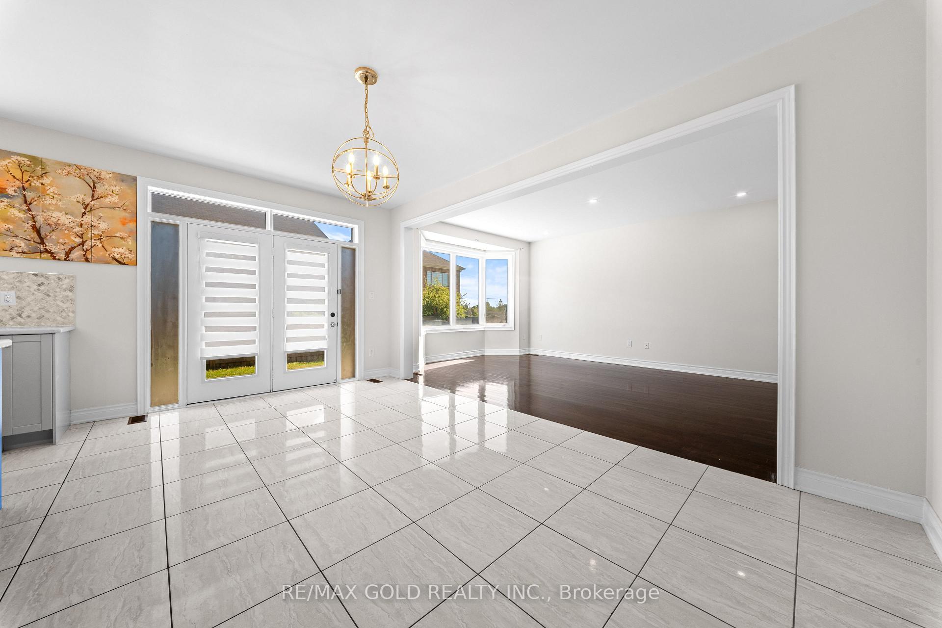 Photo 8 of 600 Mactier Drive, Vaughan, Kleinburg — HOMEH