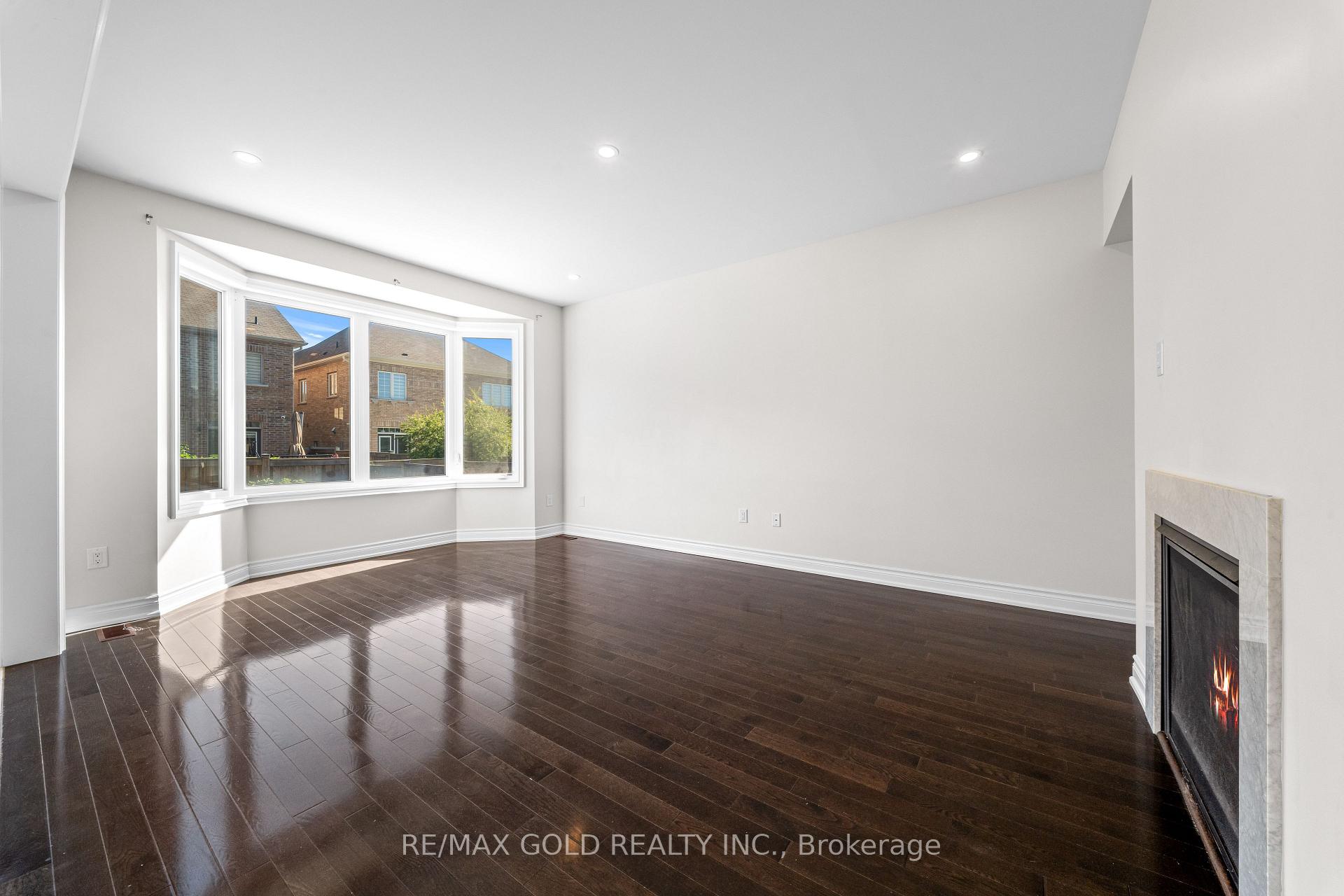 Photo 9 of 600 Mactier Drive, Vaughan, Kleinburg — HOMEH