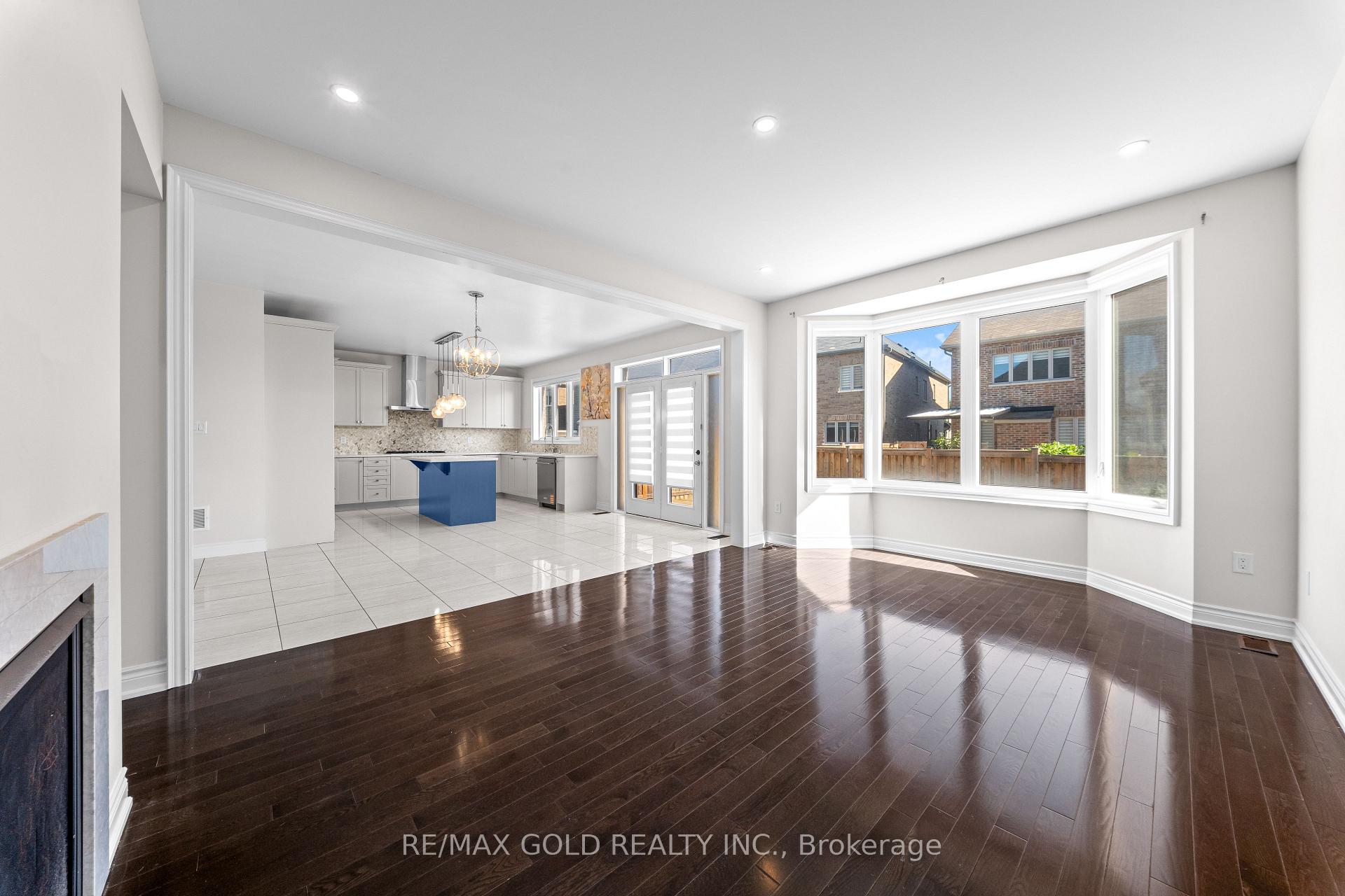 Photo 10 of 600 Mactier Drive, Vaughan, Kleinburg — HOMEH
