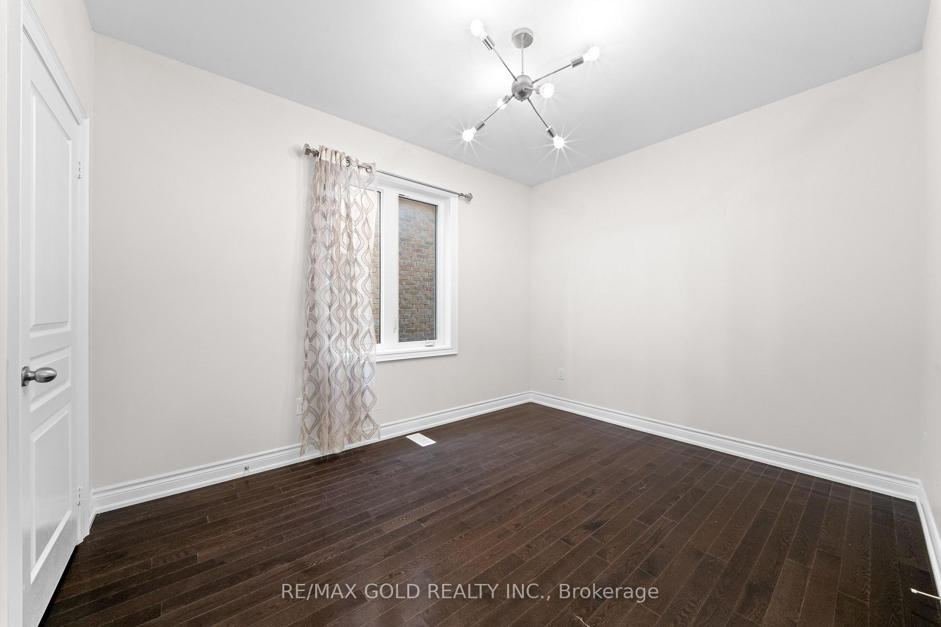 Photo 11 of 600 Mactier Drive, Vaughan, Kleinburg — HOMEH