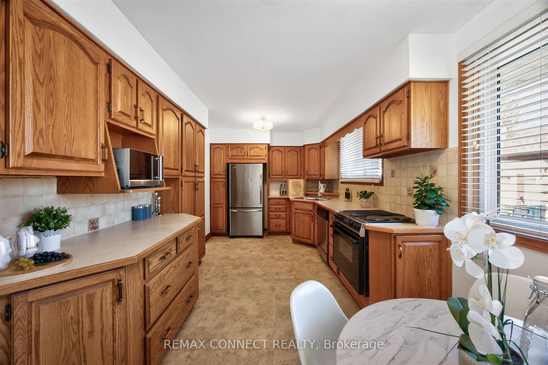 Photo 9 of 42 Bainhart Crescent, Scarborough, Woburn — HOMEH
