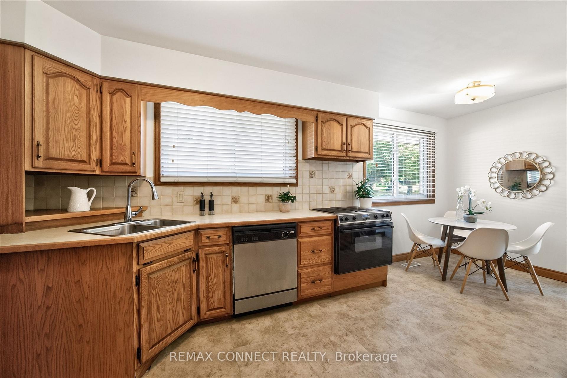 Photo 10 of 42 Bainhart Crescent, Scarborough, Woburn — HOMEH