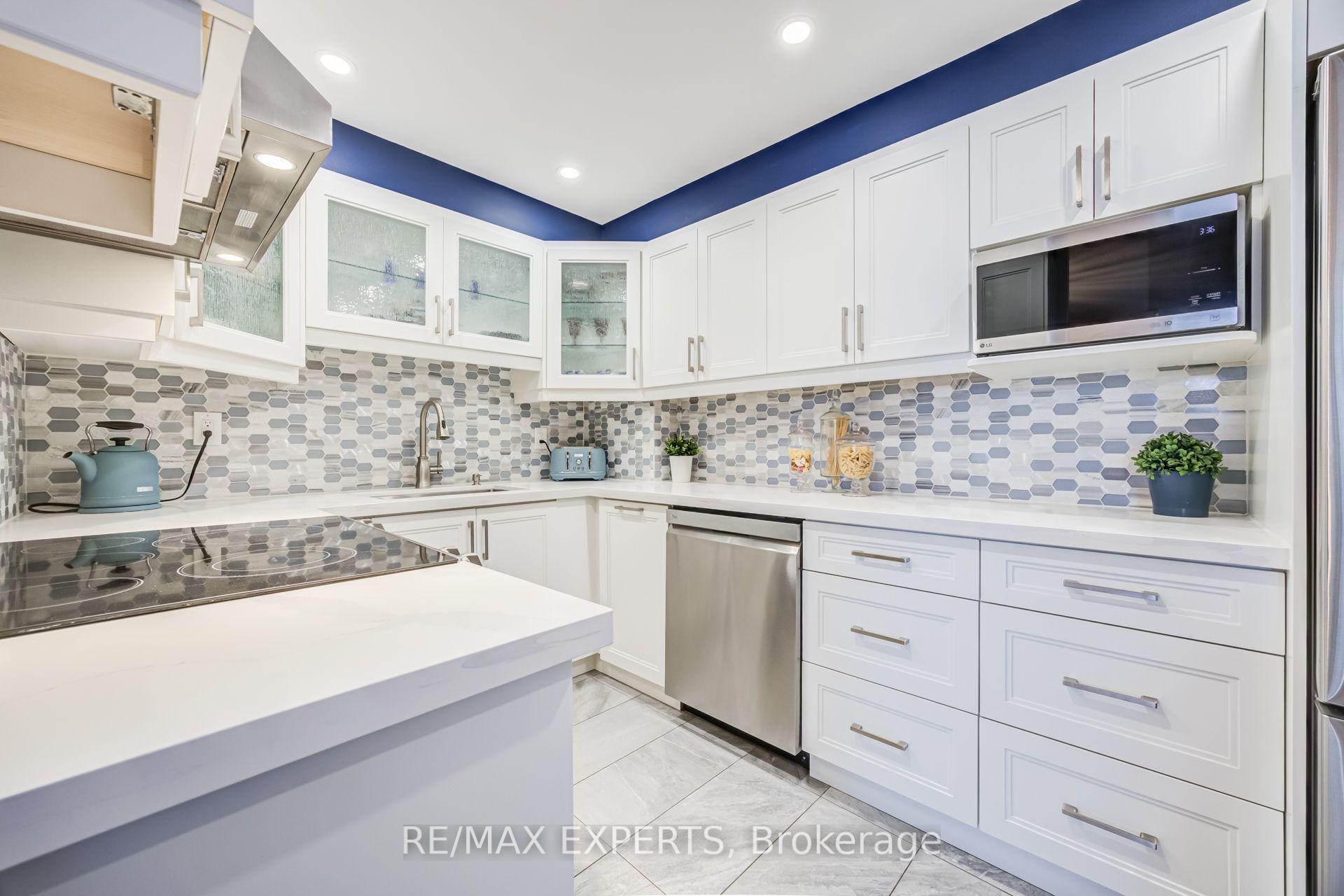 Photo 6 of Unit 1104, 130 Neptune Drive, Toronto, Englemount-Lawrence — HOMEH