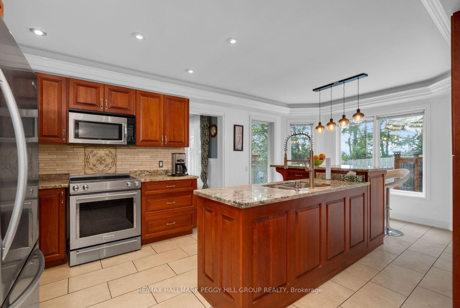 Photo 4 of 320 Leacock Drive, Barrie, Letitia Heights — HOMEH