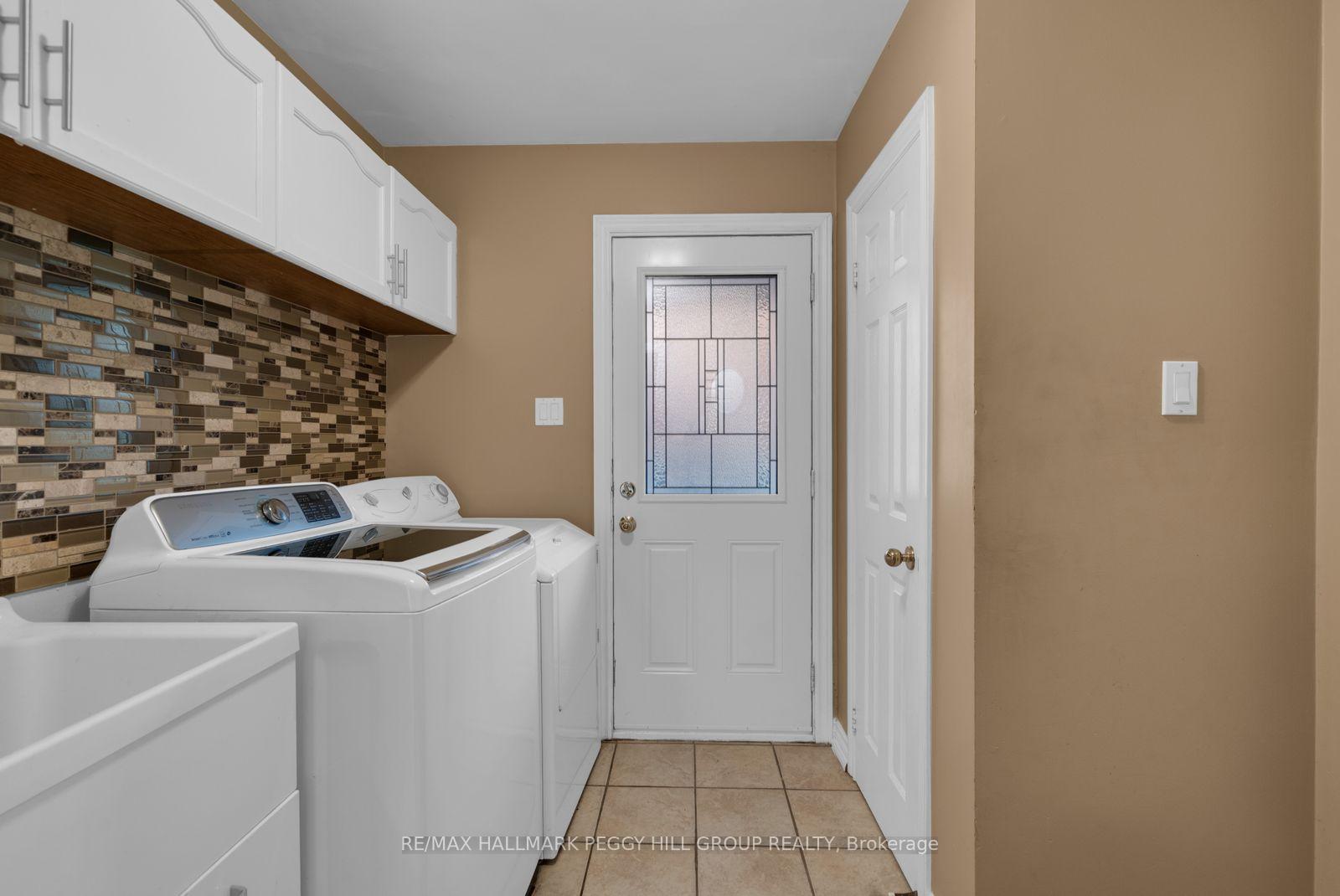 Photo 9 of 320 Leacock Drive, Barrie, Letitia Heights — HOMEH