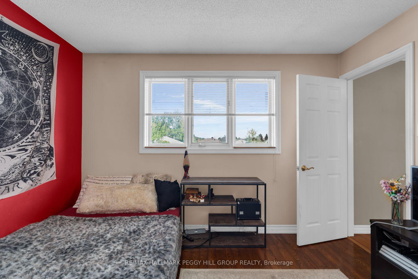 Photo 14 of 320 Leacock Drive, Barrie, Letitia Heights — HOMEH