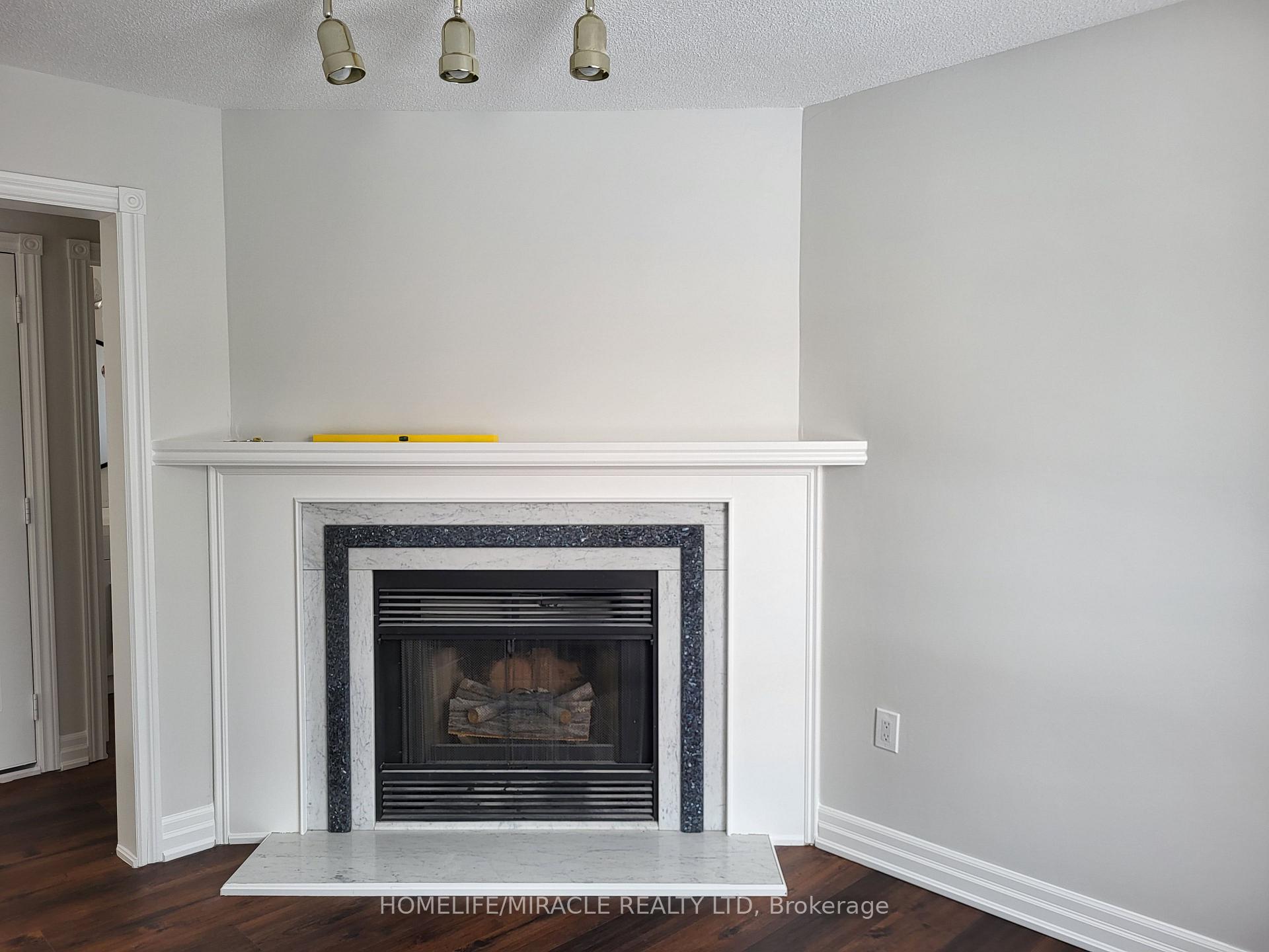 Photo 3 of 26 Brushwood Crescent, Barrie, Innis-Shore — HOMEH