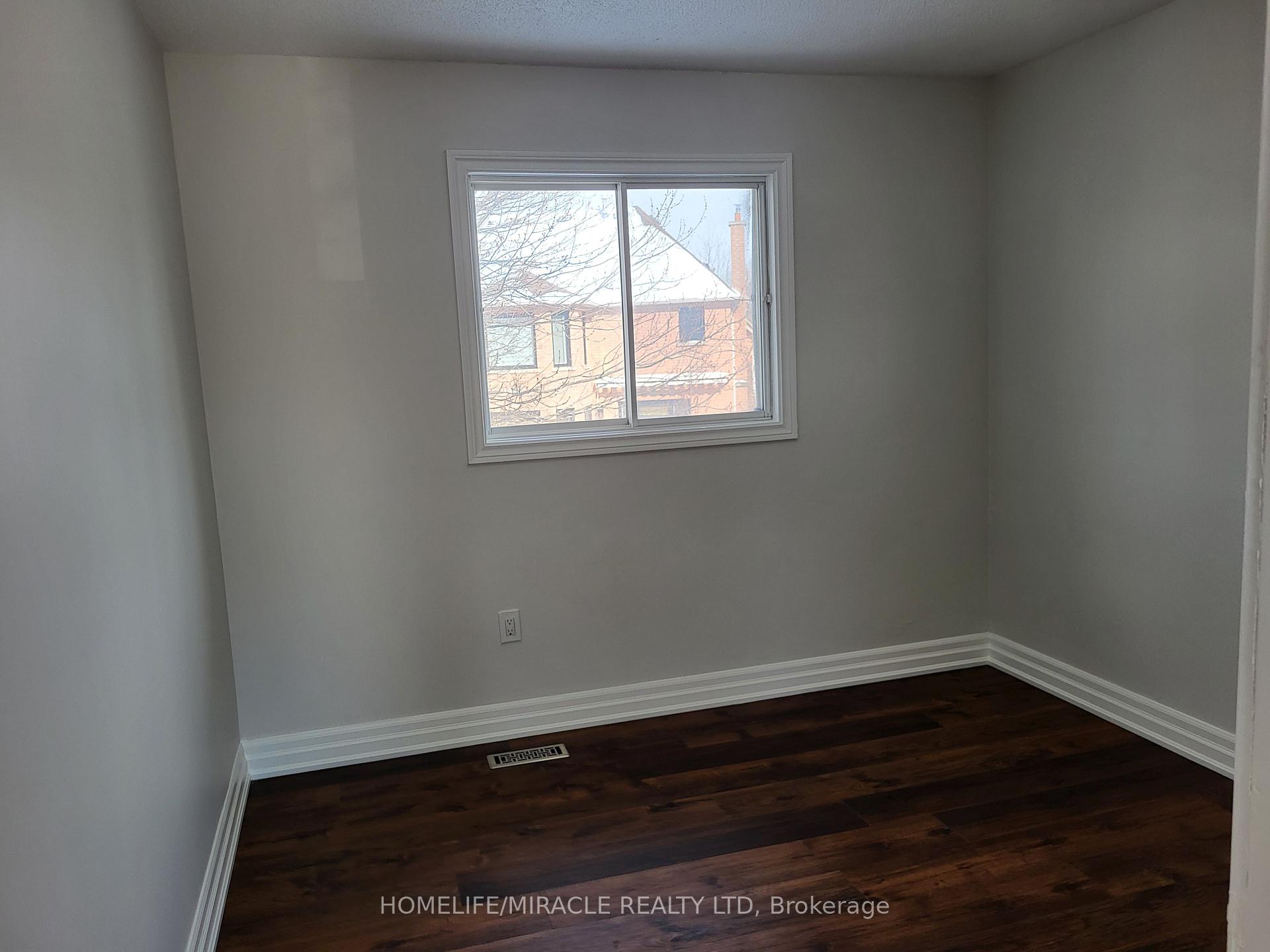 Photo 8 of 26 Brushwood Crescent, Barrie, Innis-Shore — HOMEH