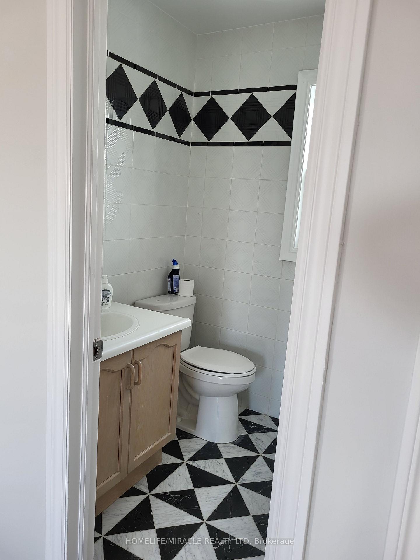 Photo 11 of 26 Brushwood Crescent, Barrie, Innis-Shore — HOMEH