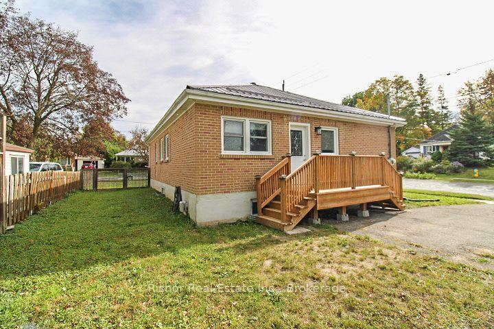 Photo 2 of 813 Rishor Crescent, Peterborough, Northcrest Ward 5 — HOMEH