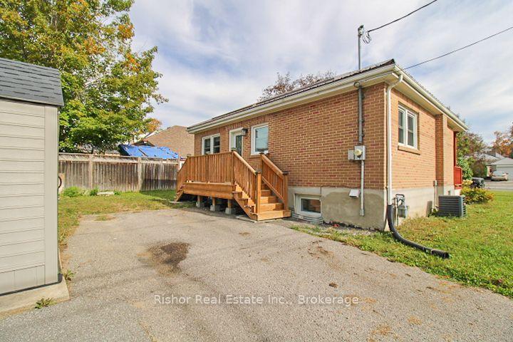 Photo 3 of 813 Rishor Crescent, Peterborough, Northcrest Ward 5 — HOMEH