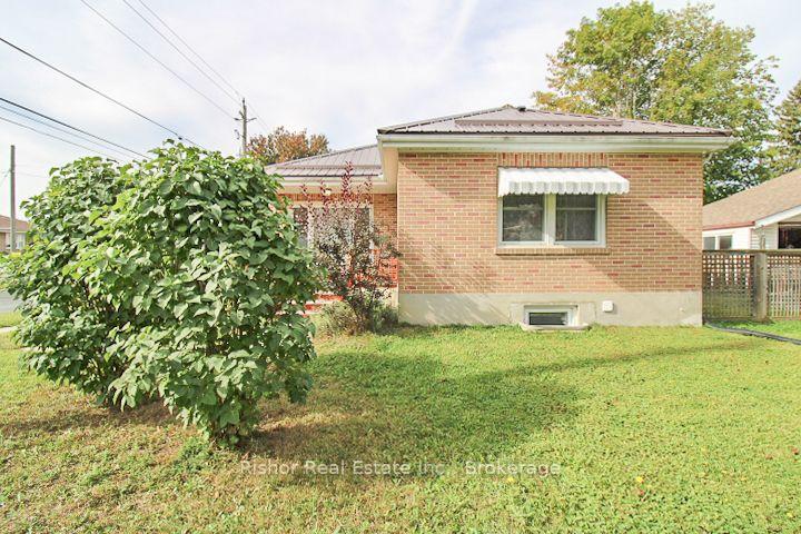 Photo 4 of 813 Rishor Crescent, Peterborough, Northcrest Ward 5 — HOMEH